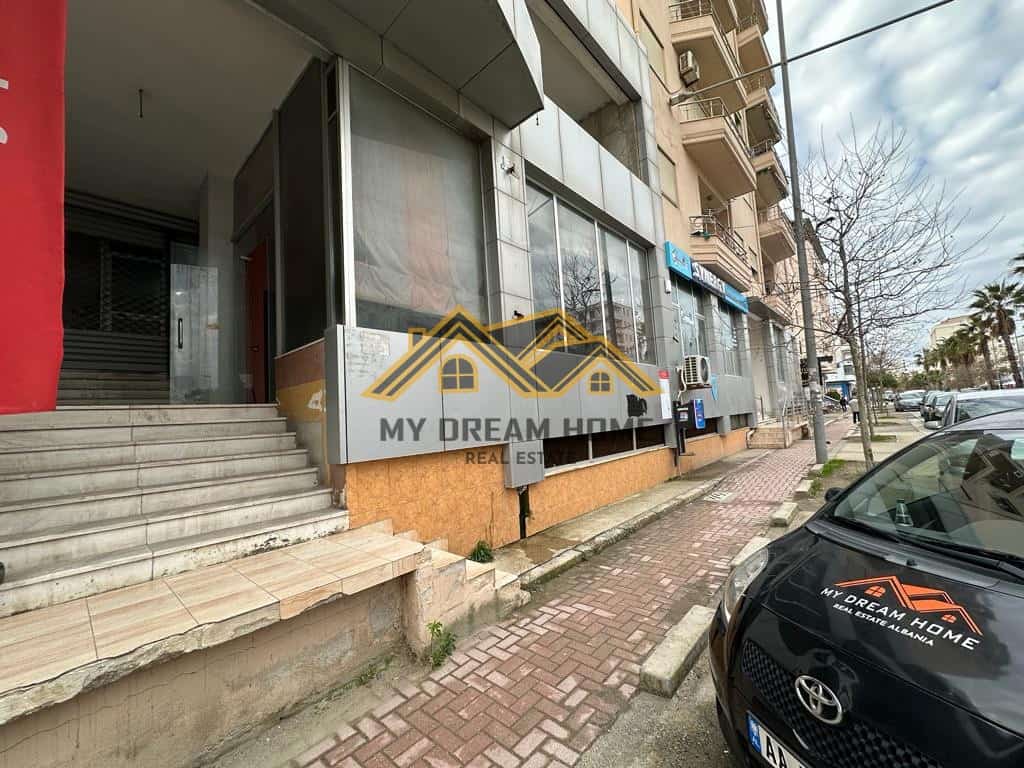 SHITET NJESI BIZNESI ,NE RRUGE KRYESORE NE PLAZH, PERBALL VILES CORAL!