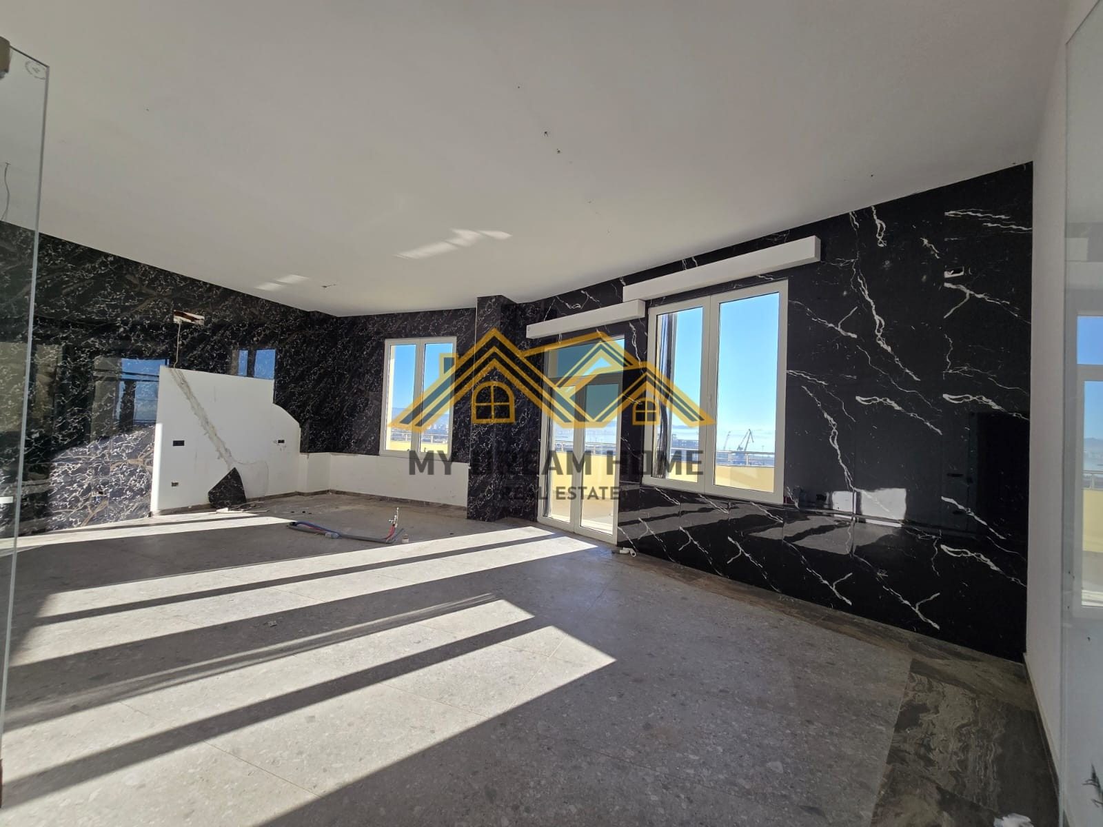 Apartament Pamje Deti për Shitje te Rruga e re e Portit, Durrës ! 3