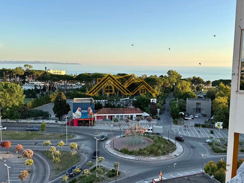 APARTAMENT 3+1+VERANDE ME PAMJE DETI NE PLAZH, PER SHITJE !