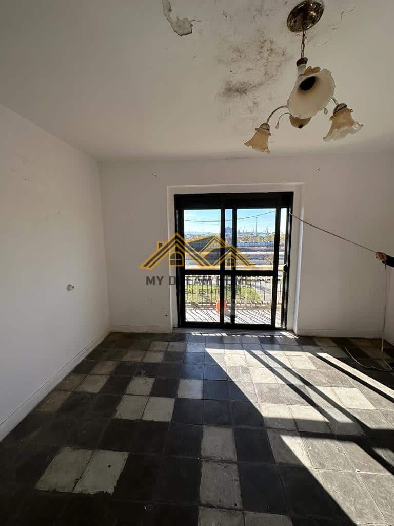 SHITET APARTAMENT 2+1 AFER STACIONIT TRENIT NE DURRES!