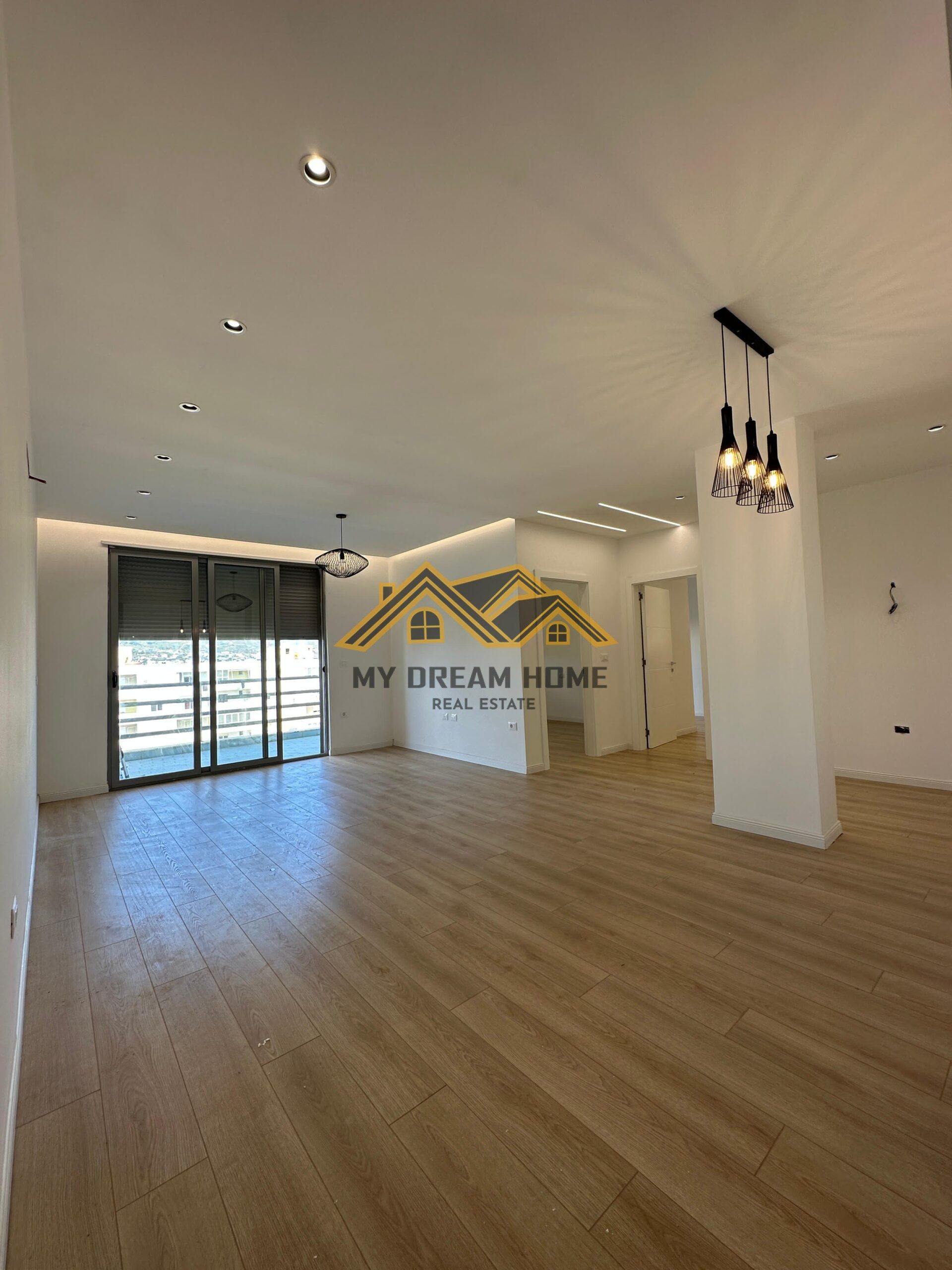 SHITET SUPER APARTAMENT 2+1+2 TE ISH URT-JA, DURRES!