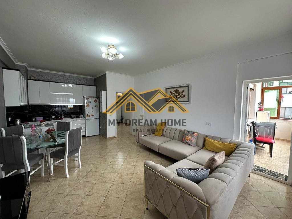 SHITET APARTAMENT 2+1 I MOBILUAR NE PLAZH STACIONI I PARE URA DAJLANIT!