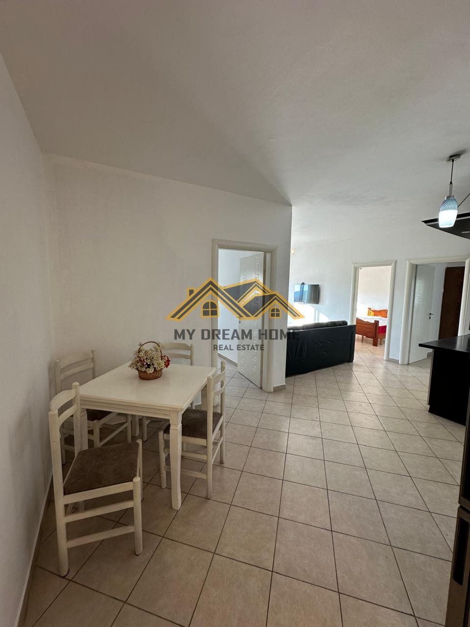 Shitet Apartament 3+1 Prane Stacionit Trenit Durres! 2