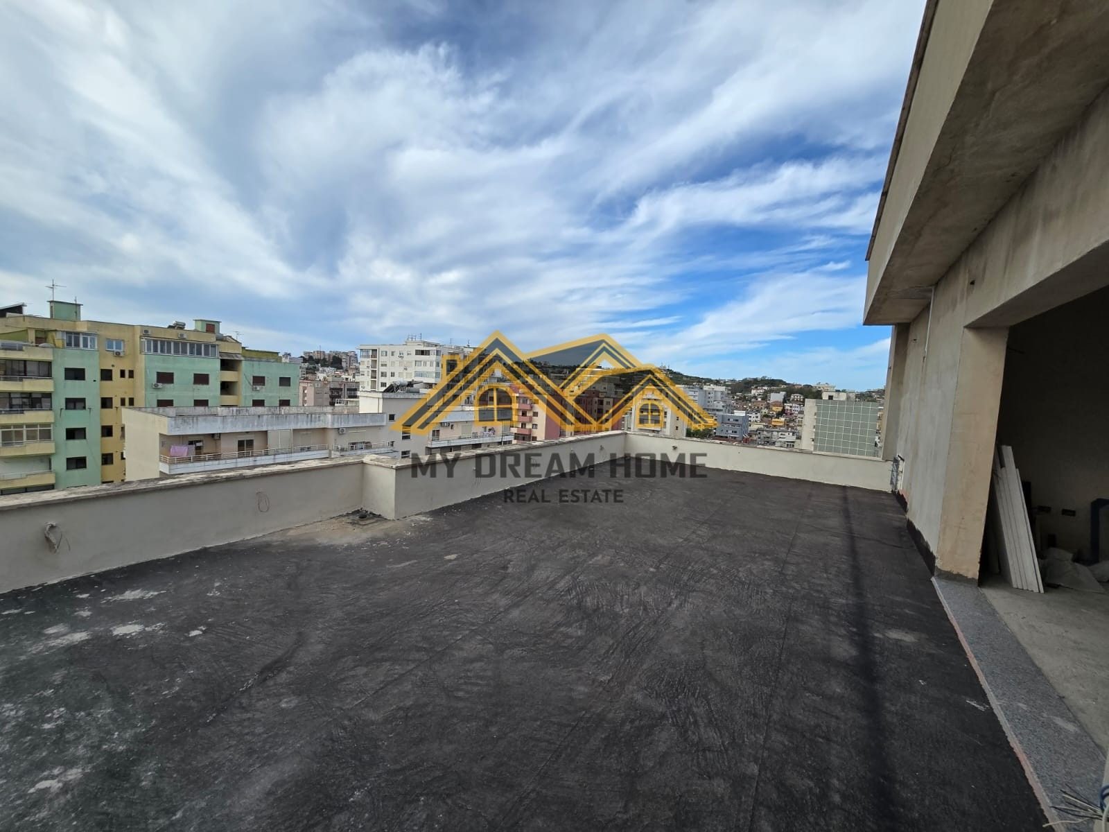 SHITET APARTAMENT 2+1+2 + VERAND TEK ISH RAJONI I POLICIS DURRES!