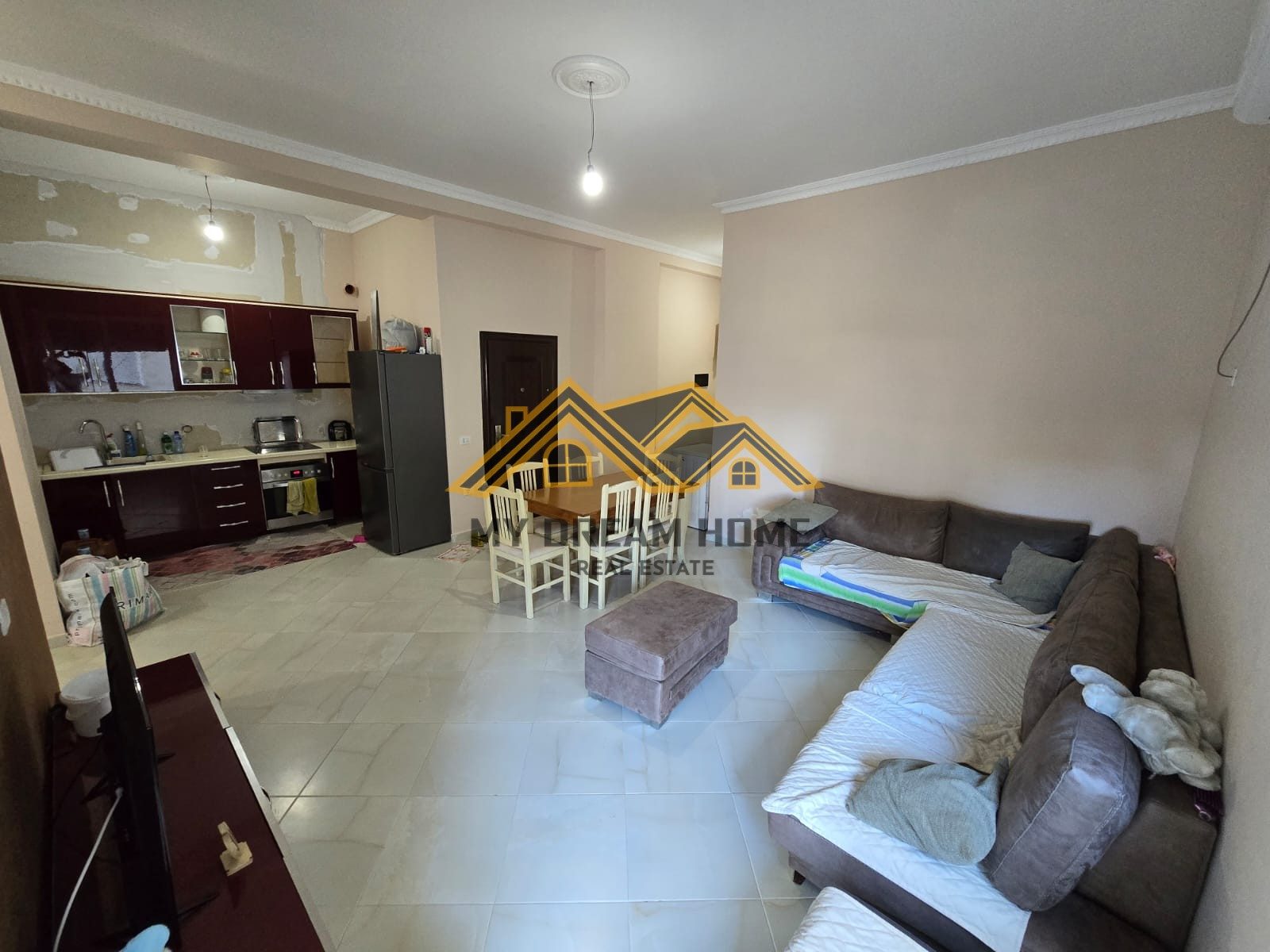 SHITET APARTAMENT 2+1+ NJE POST PARKIMI TEK SHKEMBI I KAVAJES!!