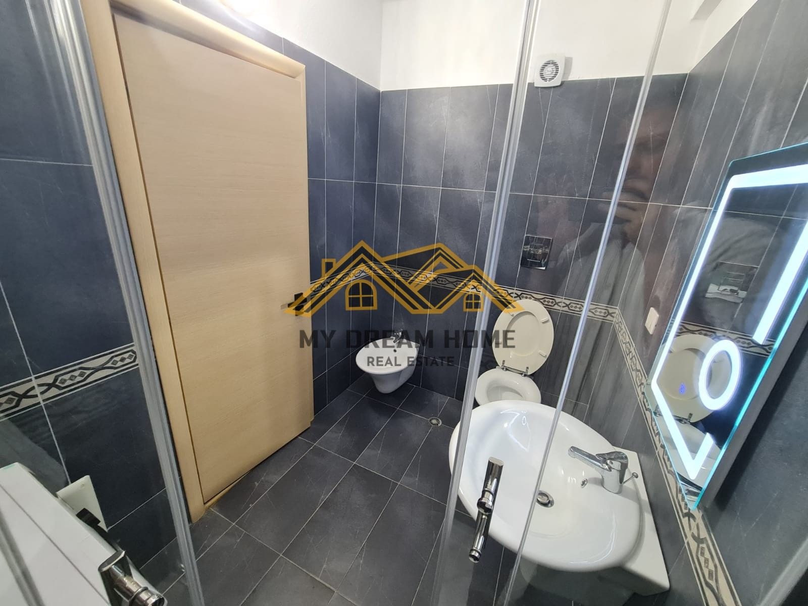 SHITET APARTAMENT NE PLAZH , I MOBILUAR NE DETAJE ! 2