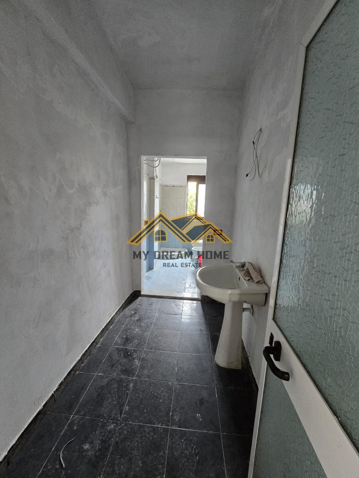 SHITET APARTAMENT 2+1 PRAN STADIUMIT DURRES! 4