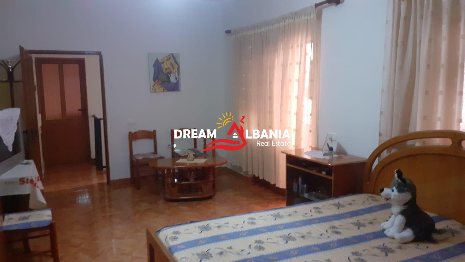 Shtepi Private + Ambjent Biznesi ne shitje ne Lushnje prane Stadiumit(ID 4151151).
