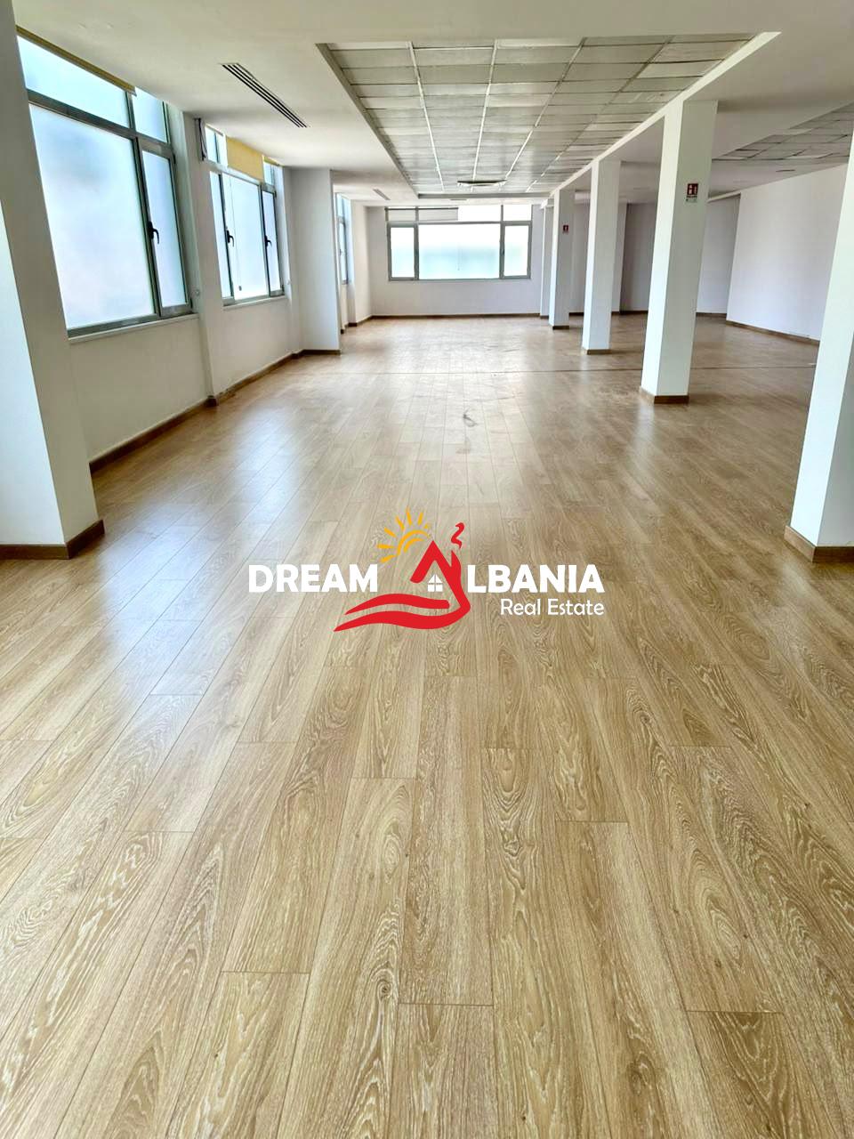 Jepet ambient biznesi me qera ne zonen e Bllokut prane Stadiumit Selman Stermasi (ID 42611545)