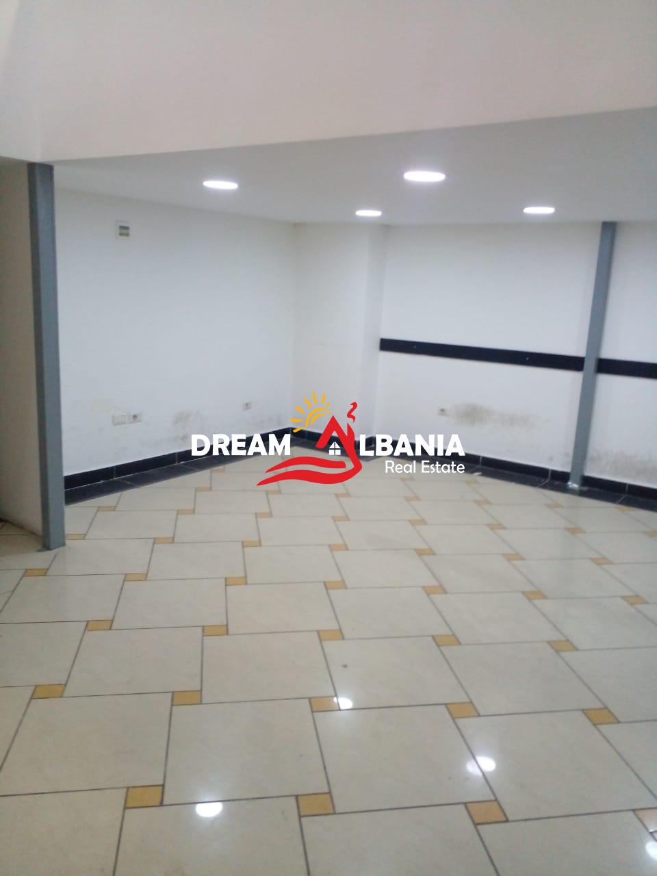 Ambient biznesi me qera prane Galerise ne Qender, Tirane ( ID 42611367)