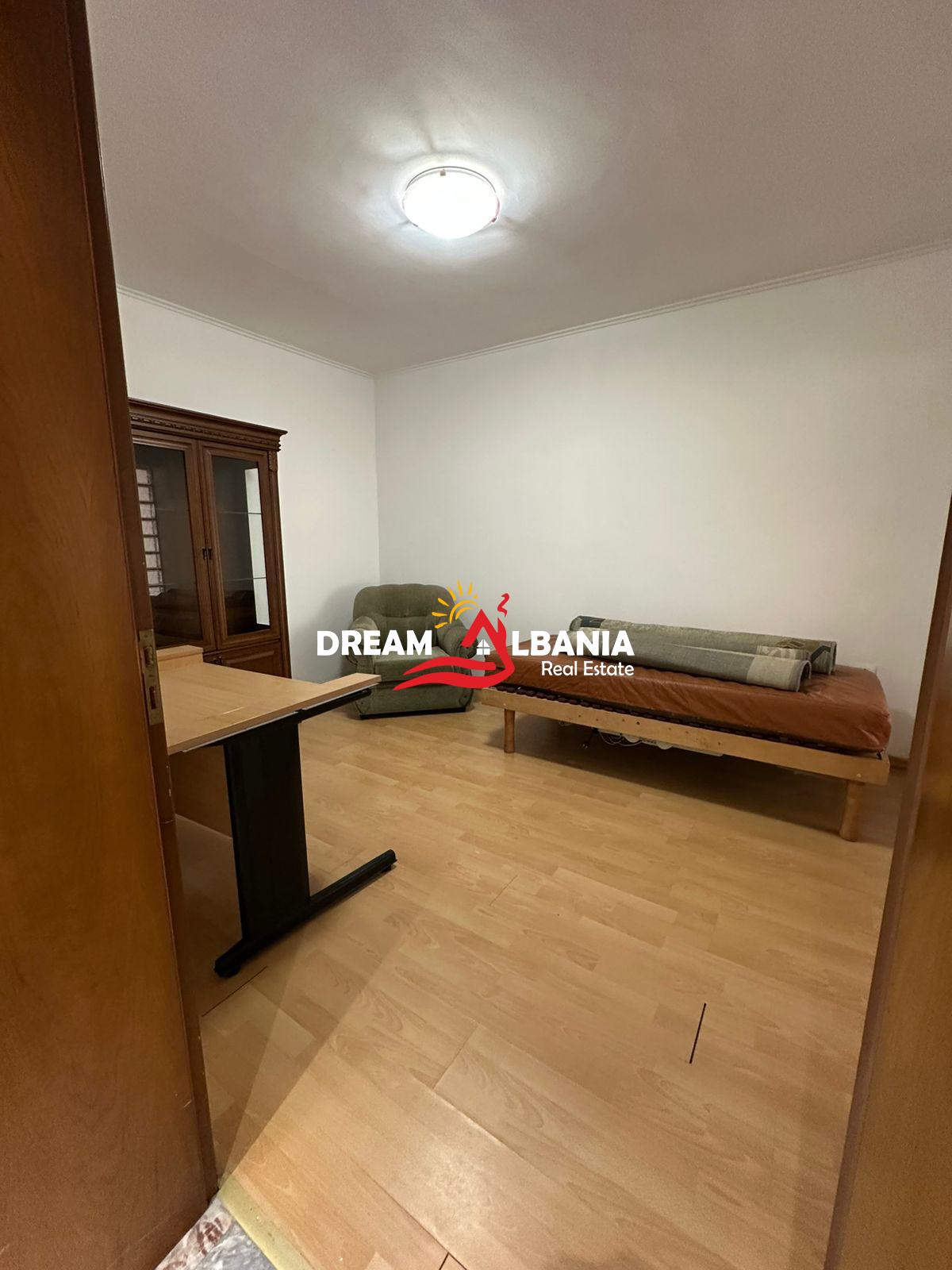 Zyre me qera prane Sheshit Wilson ne Tirane (ID 4261676 ) 2