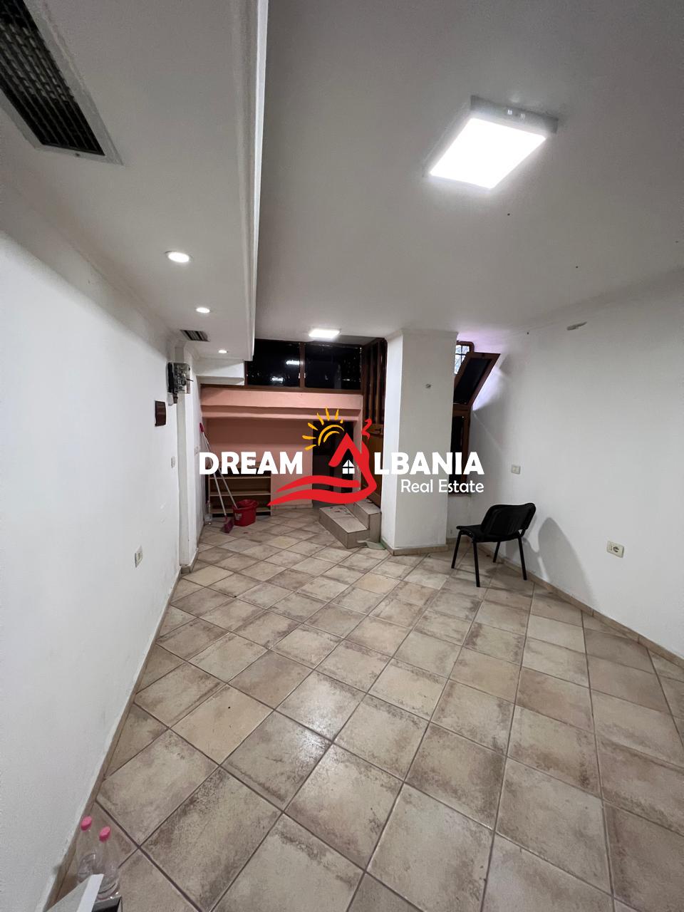 Jepet dyqan me qera te Rruga Bardhyl, Tirane (ID 42711171 )