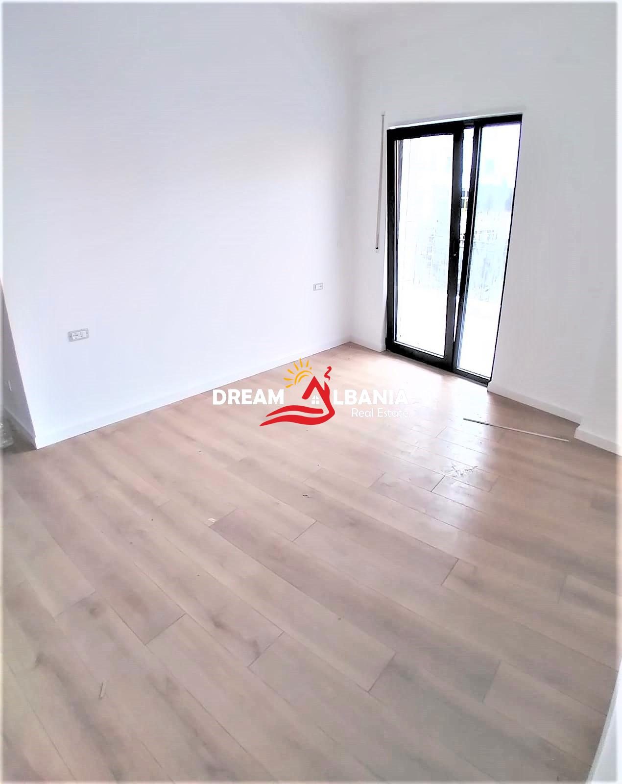 Zyre me qera ne zonen e Bulevardit Zogu i Pare prane Ministrise se Drejtesise ne Tirane (ID 4261624 )