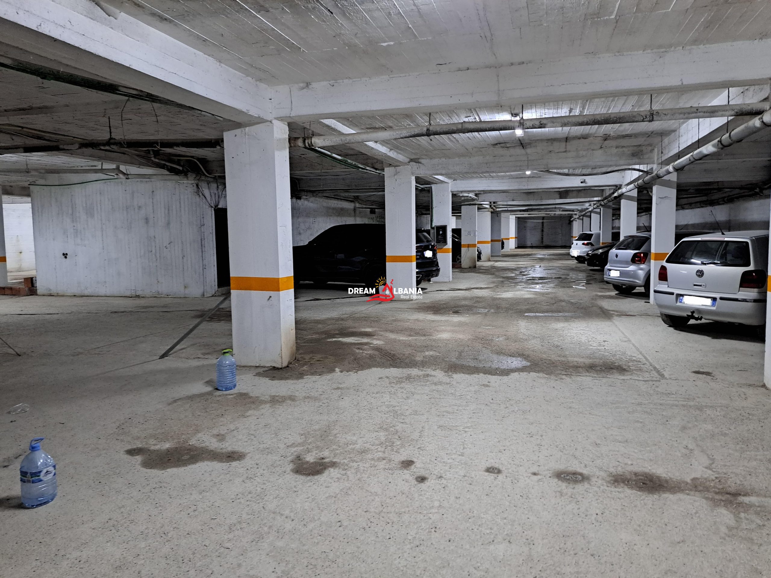 Magazine me qera ne rrugen Don Bosko prane Vizion Plus ne Tirane (ID 4281152)