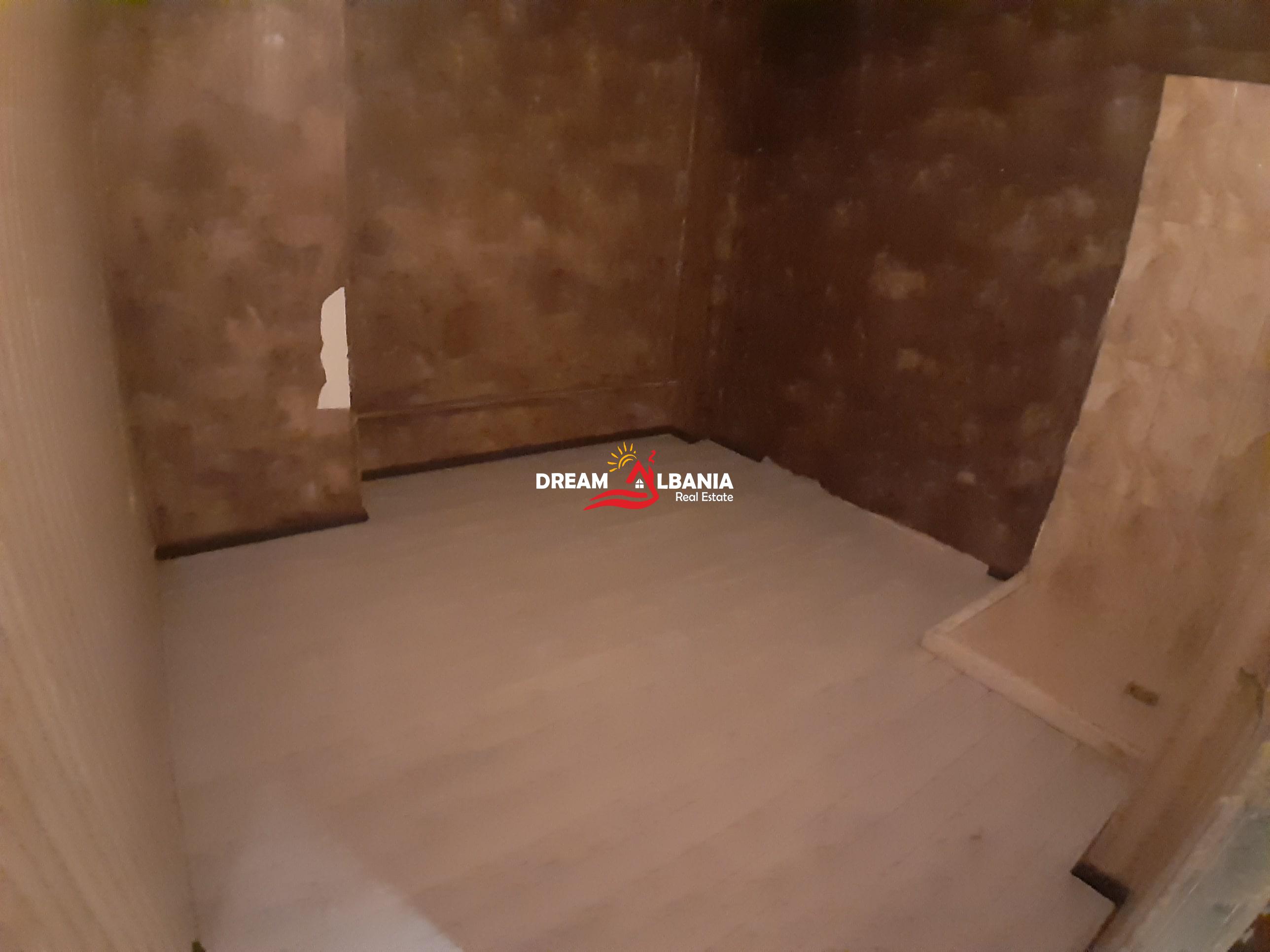 Dyqan ne shitje ne bulevardin Deshmoret e Kombit prane Piramides ne Tirane (ID 4171209)