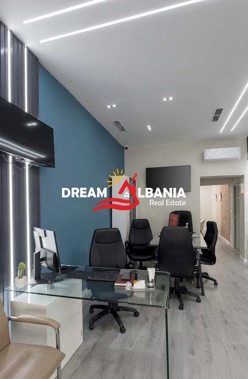 Jepet Me Qera Ambient Biznesi Buze Rruge tek Komuna e Parisit(ID 42711169)