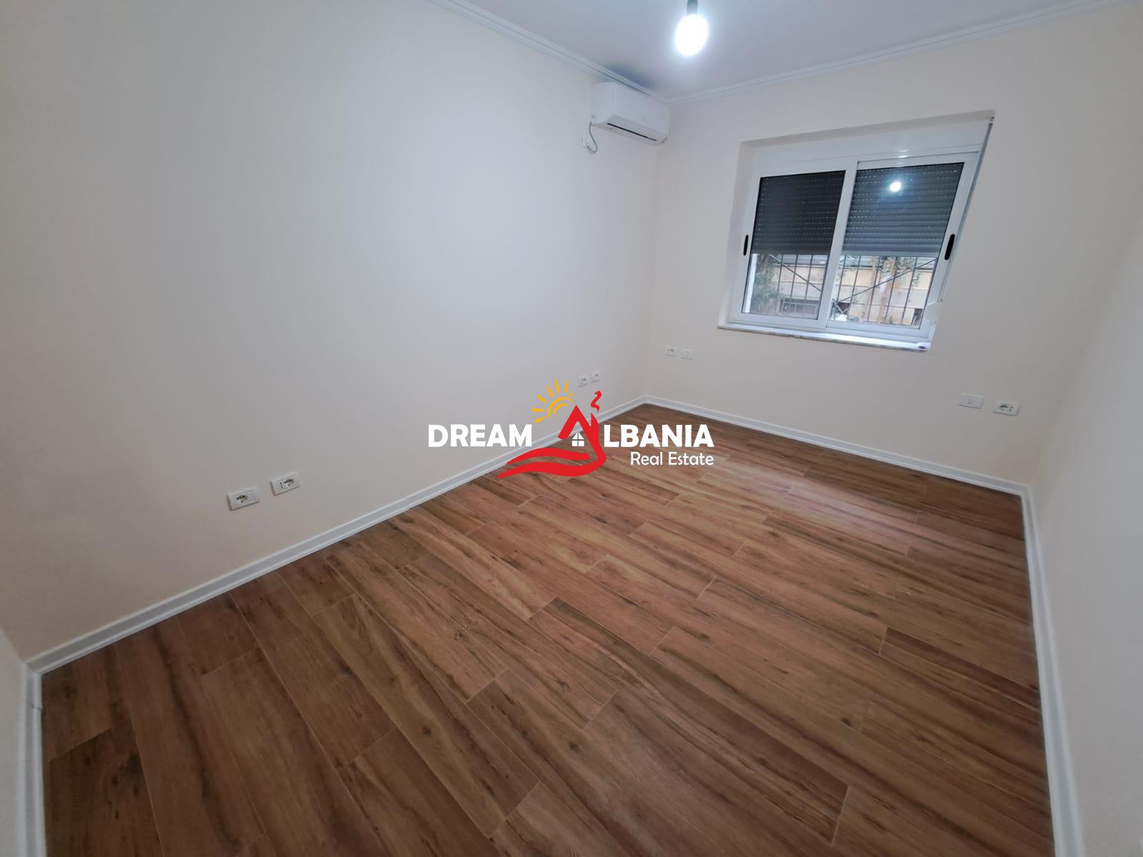 Ambient biznesi ne shitje ne rrugen e Durresit ne afersi te Ministrise se Arsimit ne Tirane (ID 4129433) 3