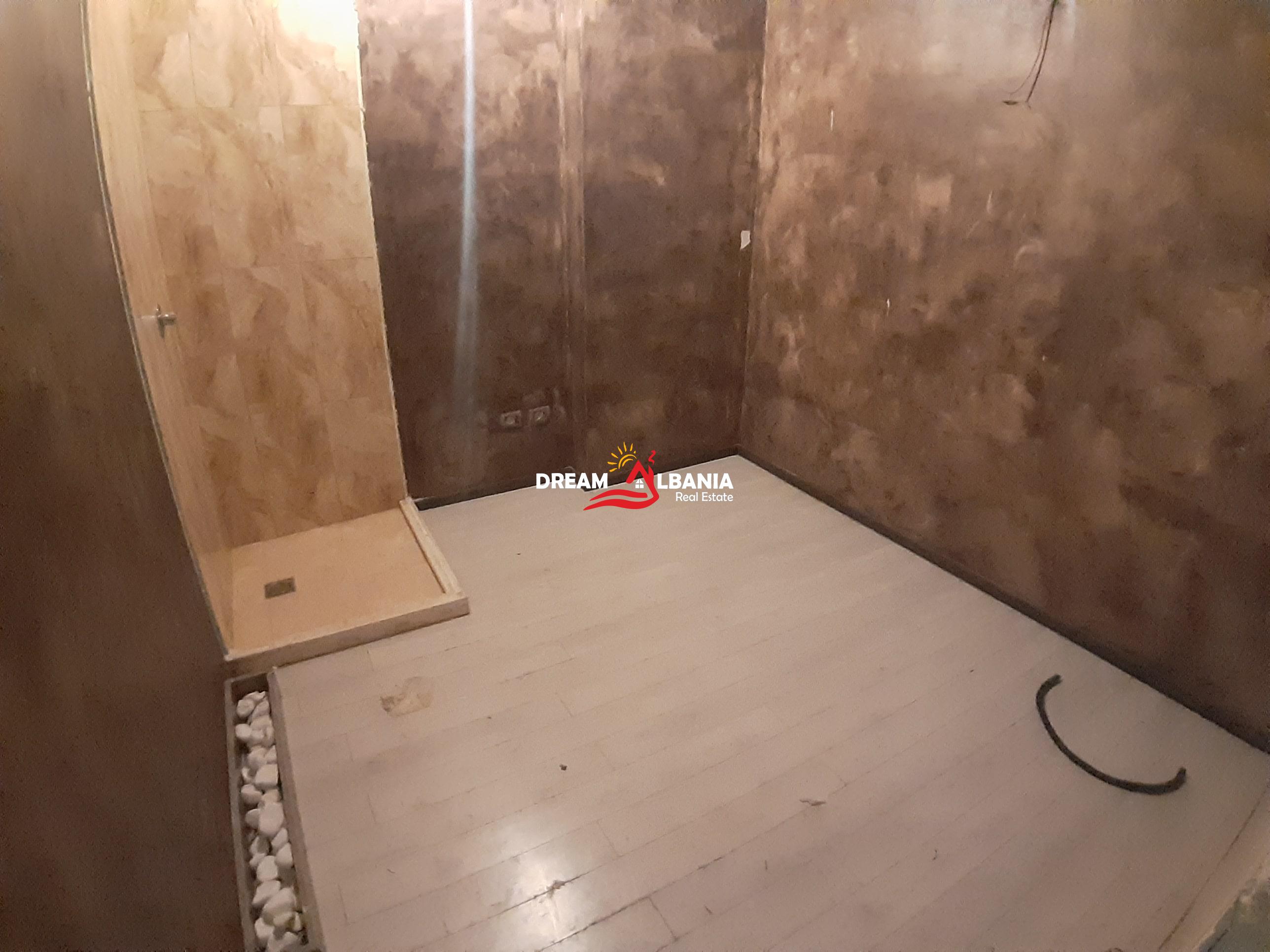 Dyqan ne shitje ne bulevardin Deshmoret e Kombit prane Piramides ne Tirane (ID 4171209)