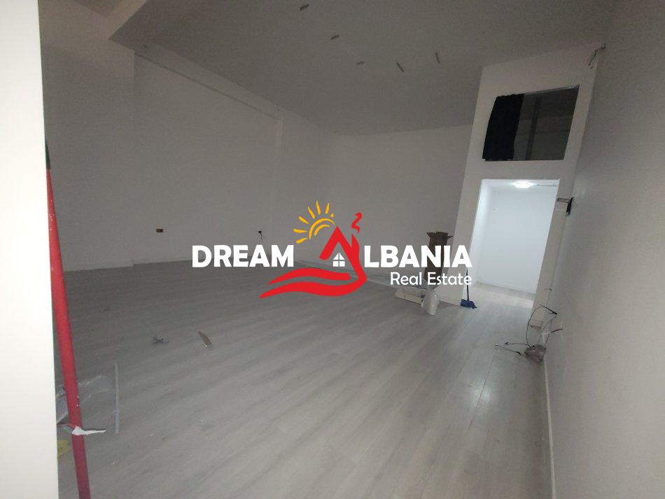 Ambjent ne shitje ne rrugen Mihal Grameno, prane Viva Market, Tirane (ID 4171526) 3