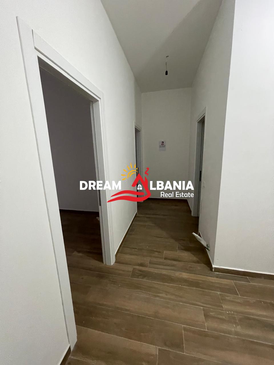 Jepet ambient me qera tek Rruga e Dibres prane Kompleks Arlis ( ID 42611425 ) 2