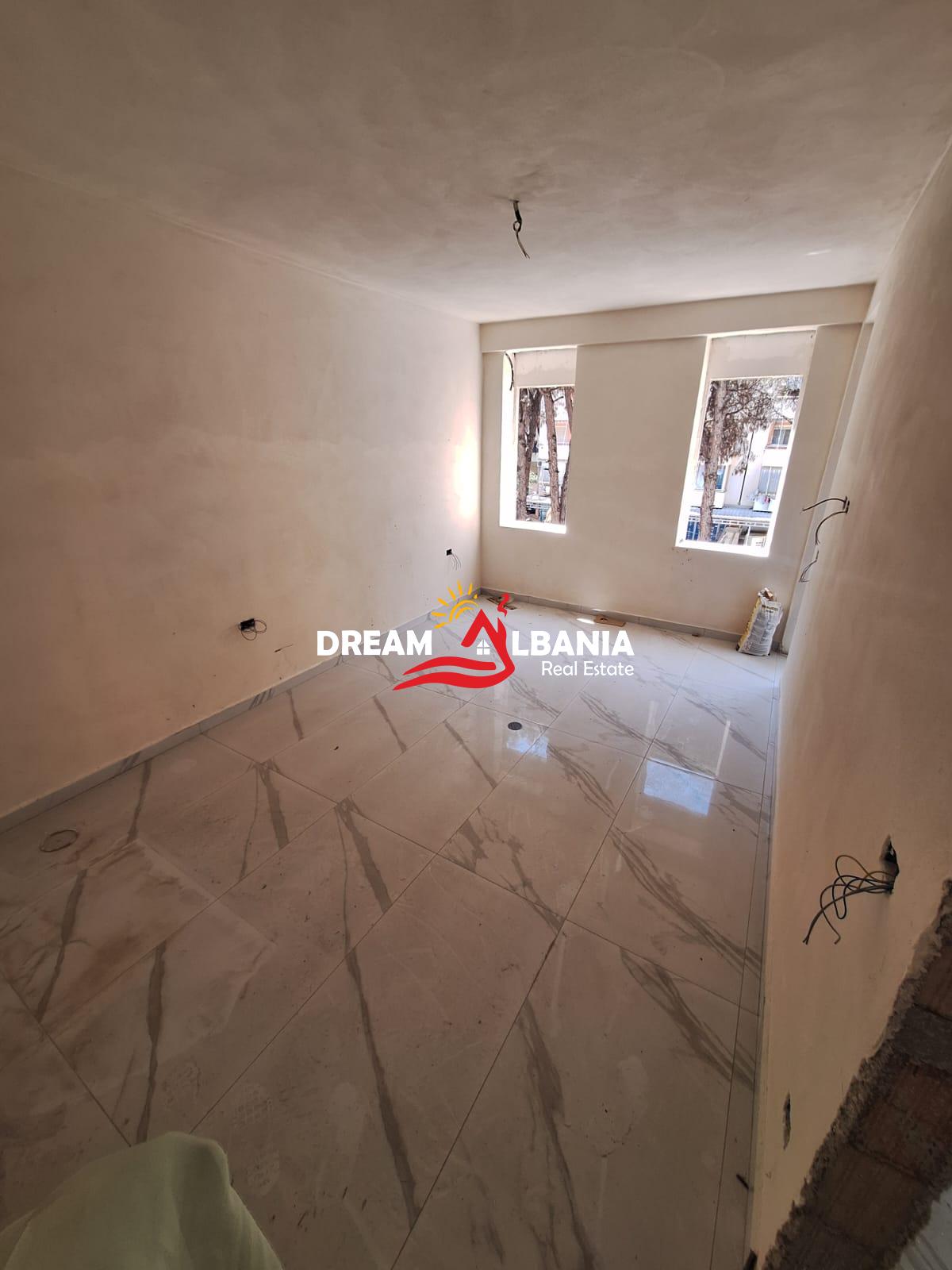 Shitet Apartament 1+1 Tek Mali Robit, Golem (41111590) 4