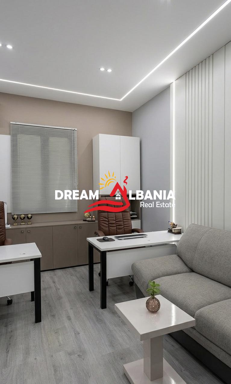 Jepet Me Qera Ambient Biznesi Buze Rruge tek Komuna e Parisit(ID 42711169) 2