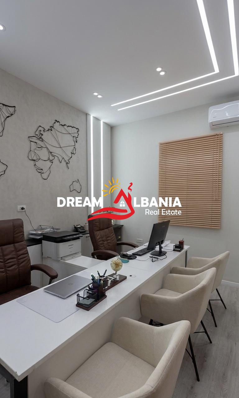 Jepet Me Qera Ambient Biznesi Buze Rruge tek Komuna e Parisit(ID 42711169) 3