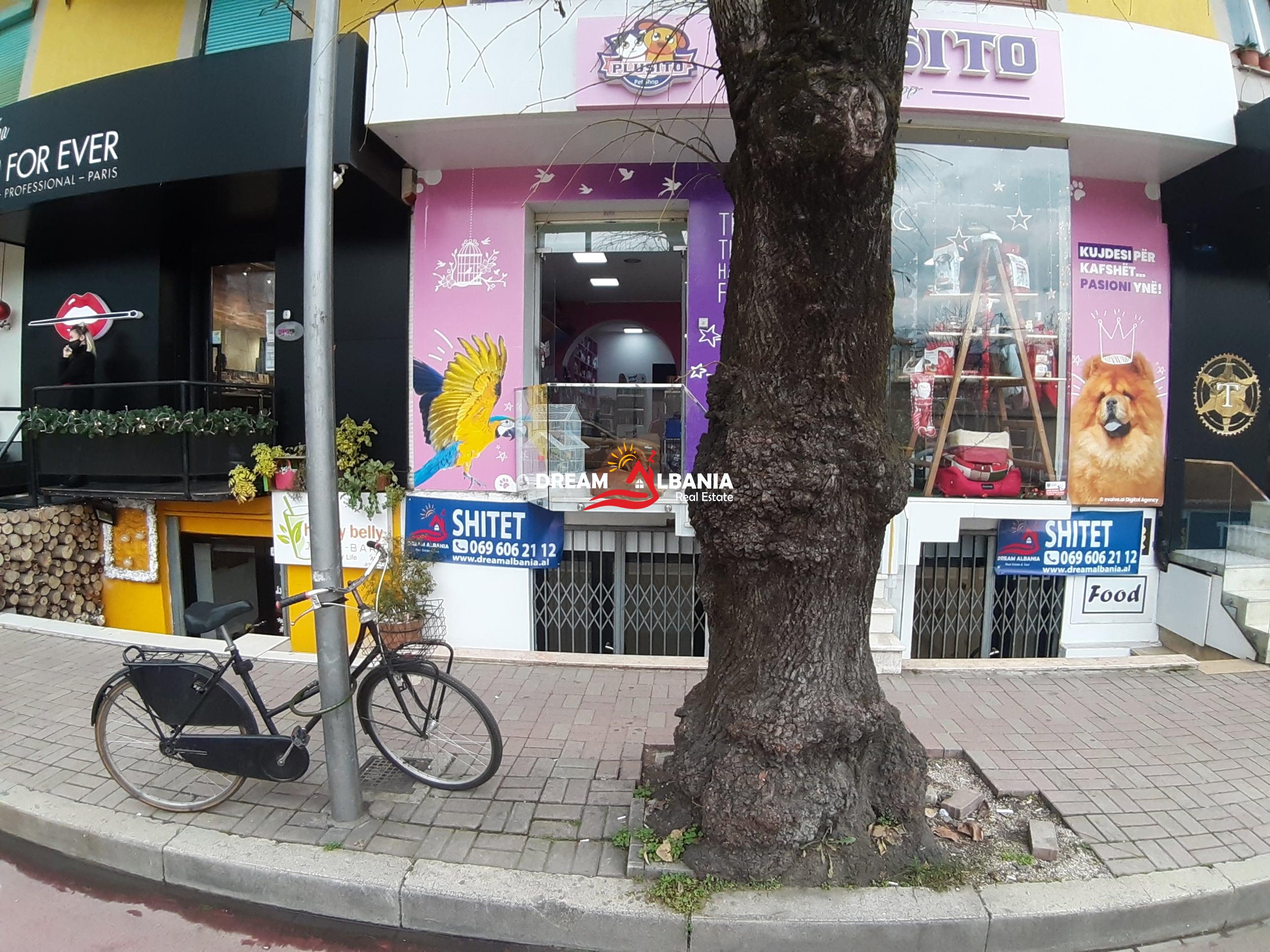 Dy dyqane gjysem bodrum ne shitje ne Bllok, Rruga Ibrahim Rrugova ne Tirane (ID 4171191)