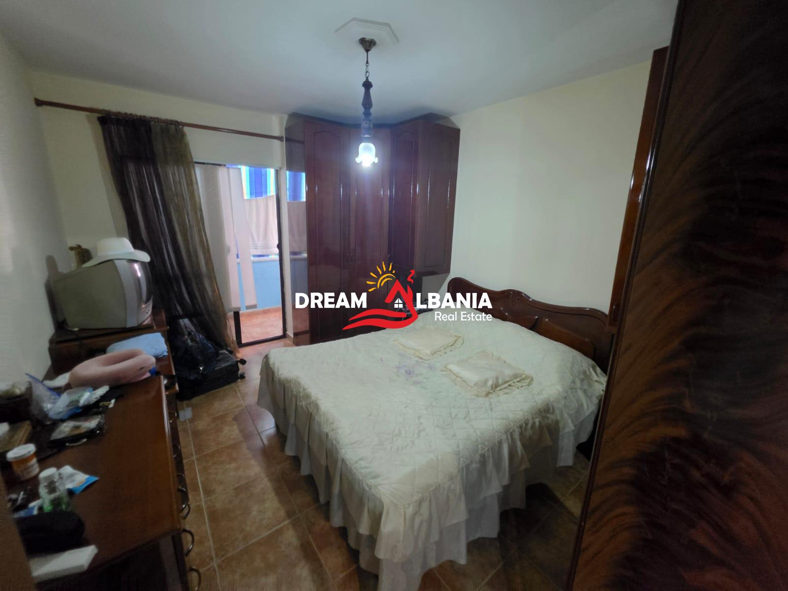 Shitet apartament 2+1+2 ne zonen e Bllokut prane Pallateve Agimi (ID 41212283) 4