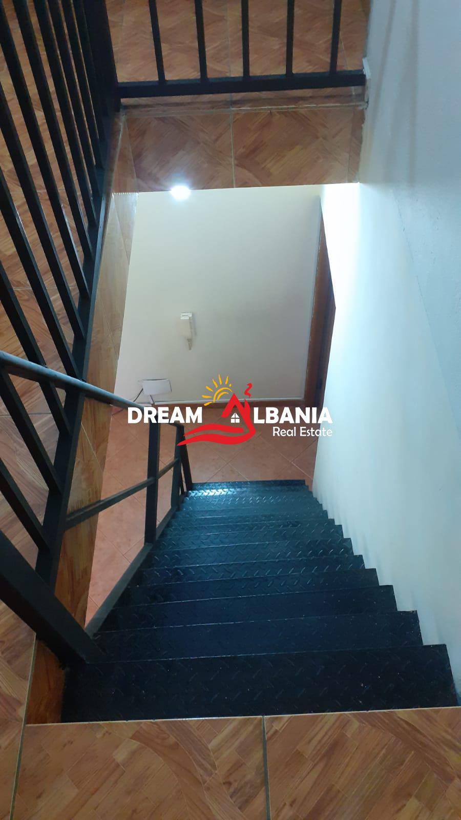 Shtepi Private + Ambjent Biznesi ne shitje ne Lushnje prane Stadiumit(ID 4151151).