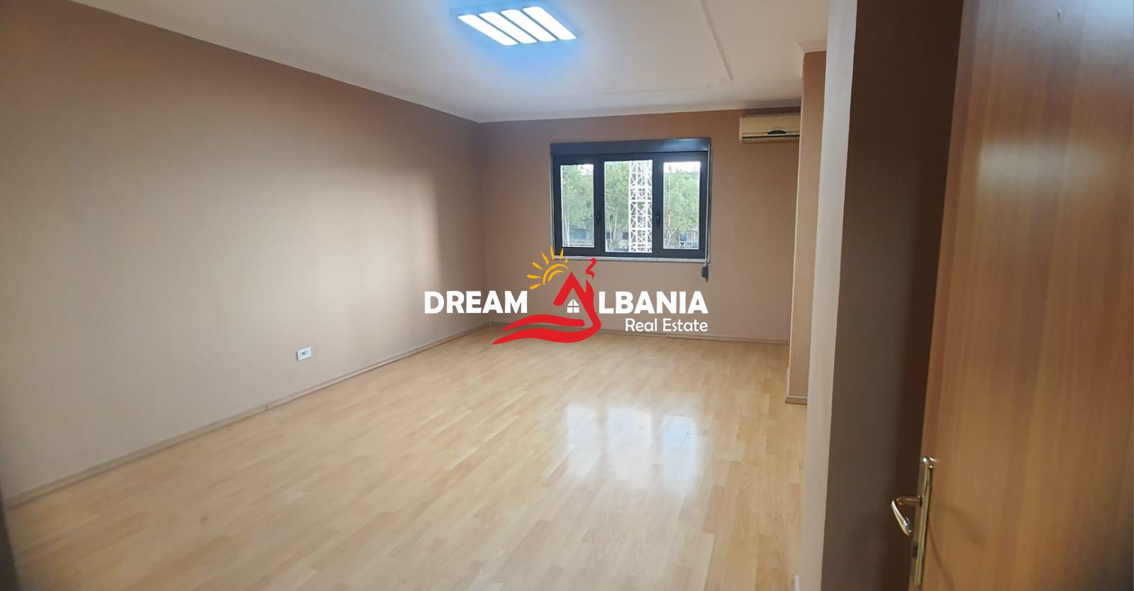 Jepet me qera ambient biznesi ne Rrugen e Kavajes prane Qendres (ID 42611534) 2