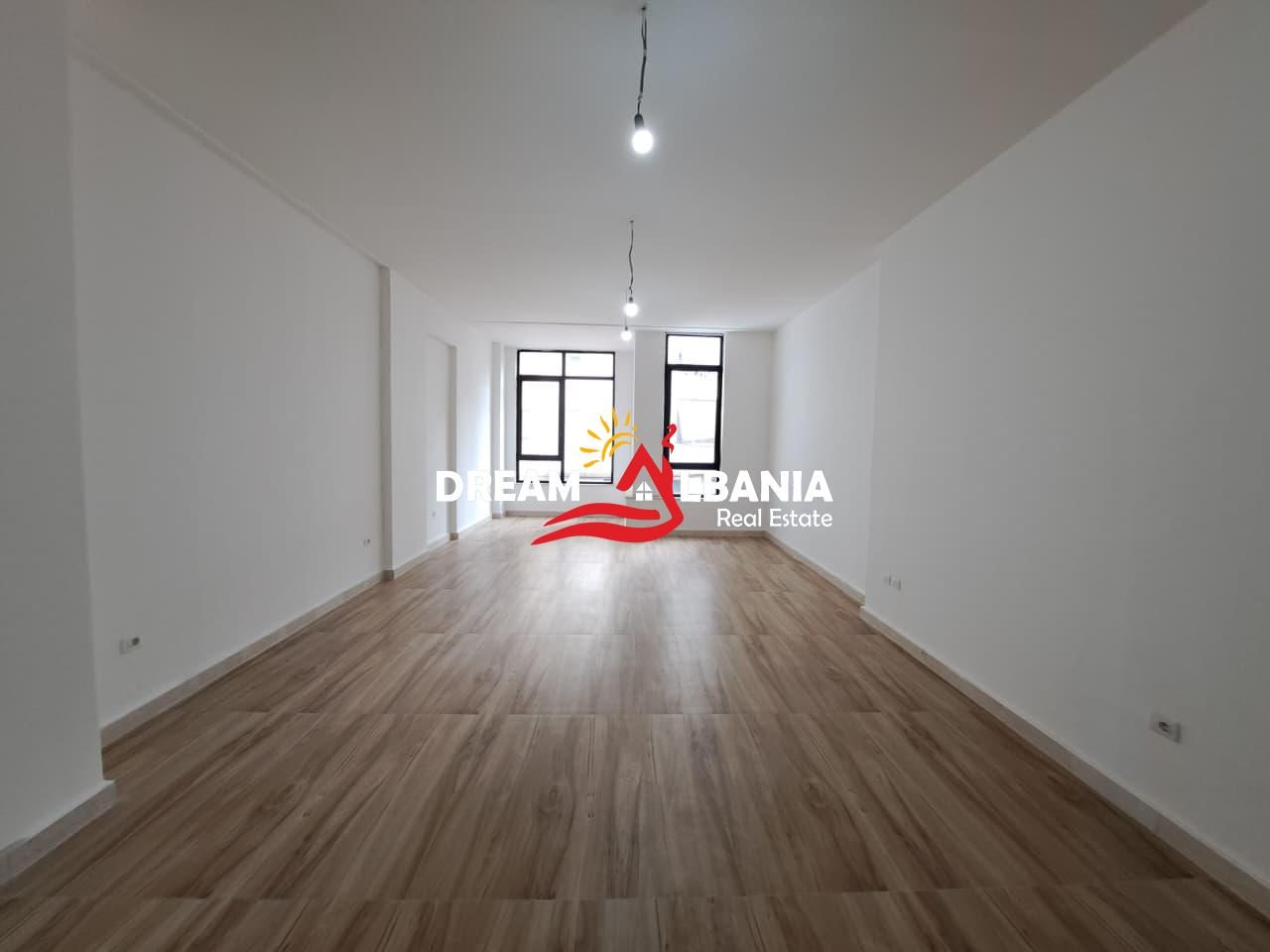 2 Ambiente Biznesi me Qera ne Qender te Tiranes (ID 42611403)