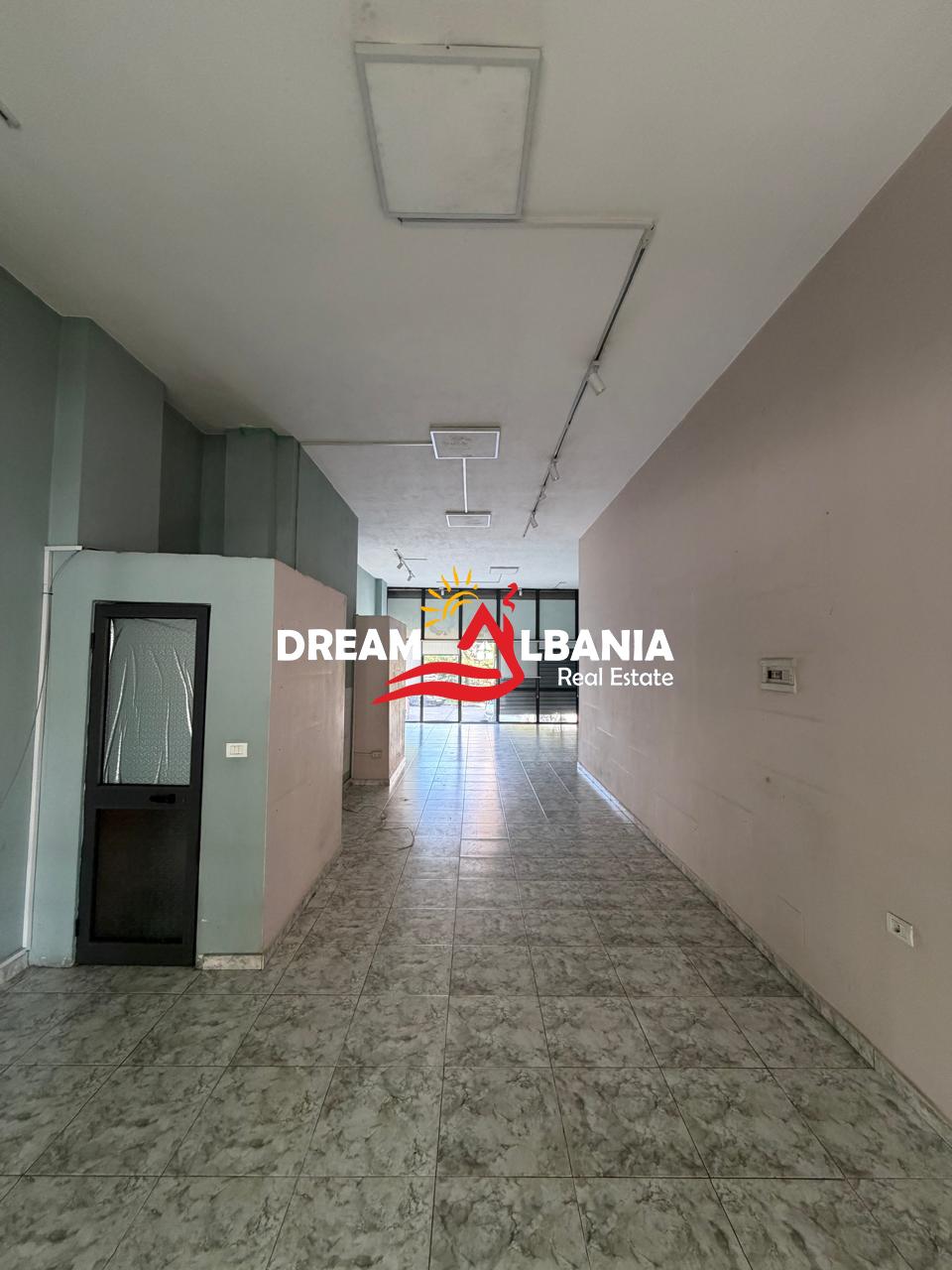 Jepet me Qira Dyqan ne zonen e 5 Maj, Tirane (42711183) 2