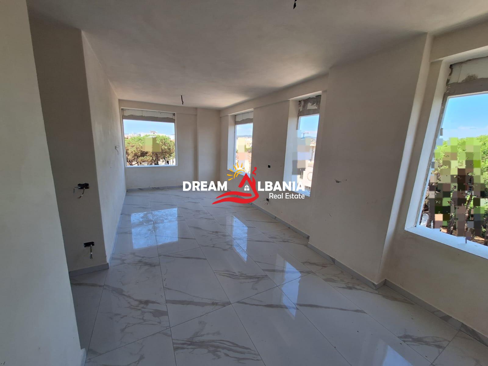 Shitet Apartament 1+1 Tek Mali Robit, Golem (41111591)