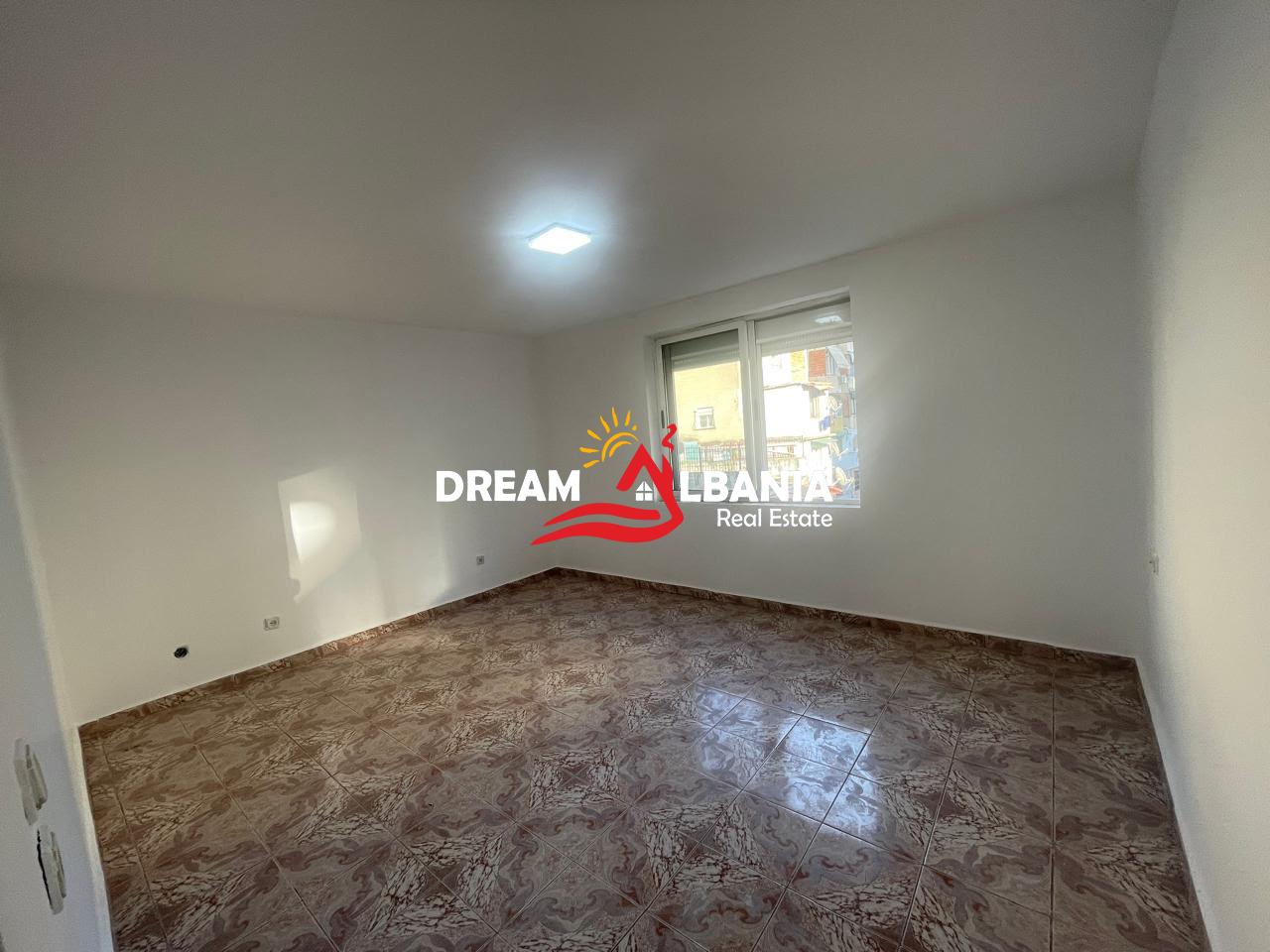 Jepet me Qira Apartament 2+1 në Rrugën Ferit Xhajko (42215622)