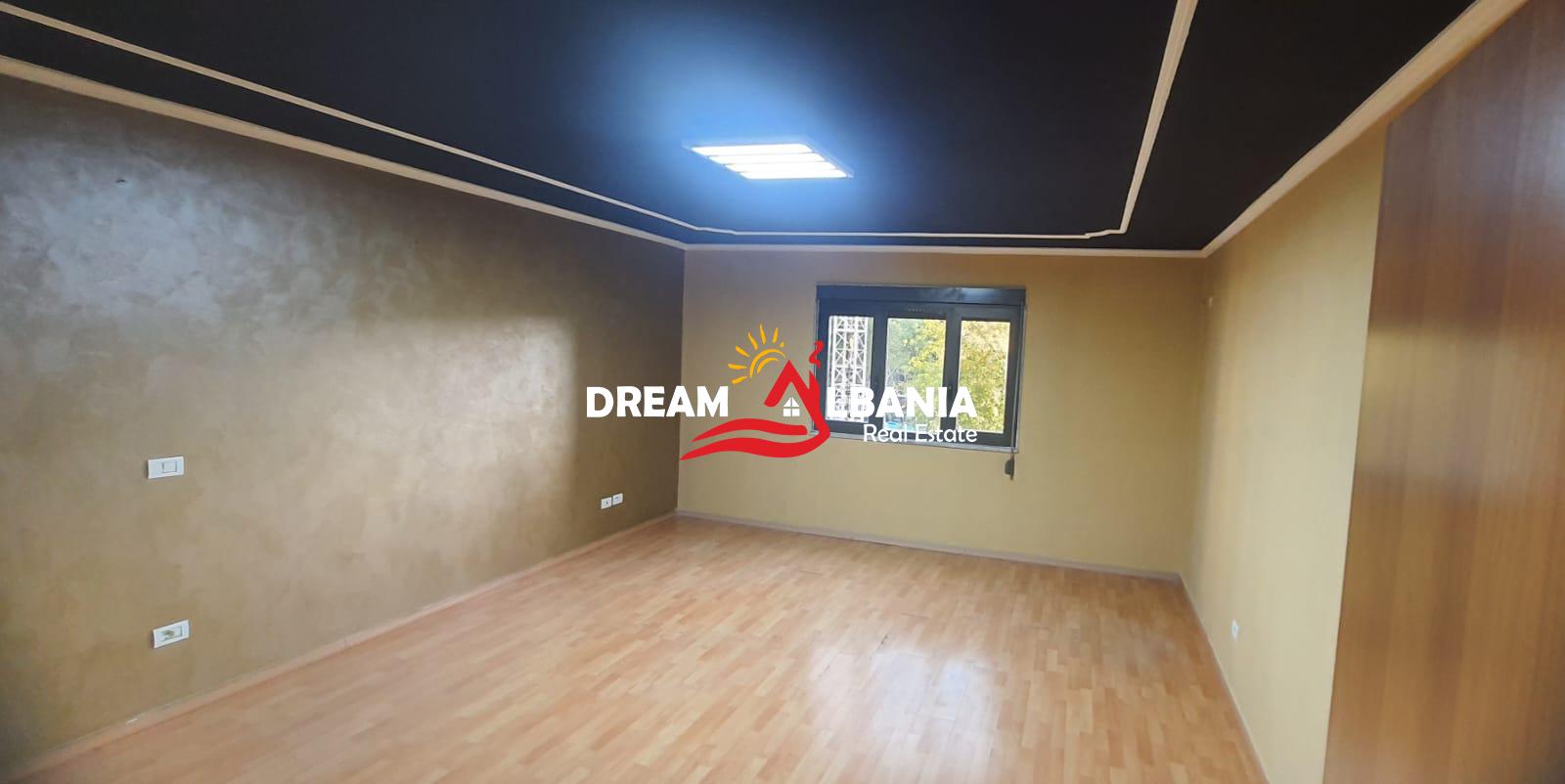 Jepet me qera ambient biznesi ne Rrugen e Kavajes prane Qendres (ID 42611534)