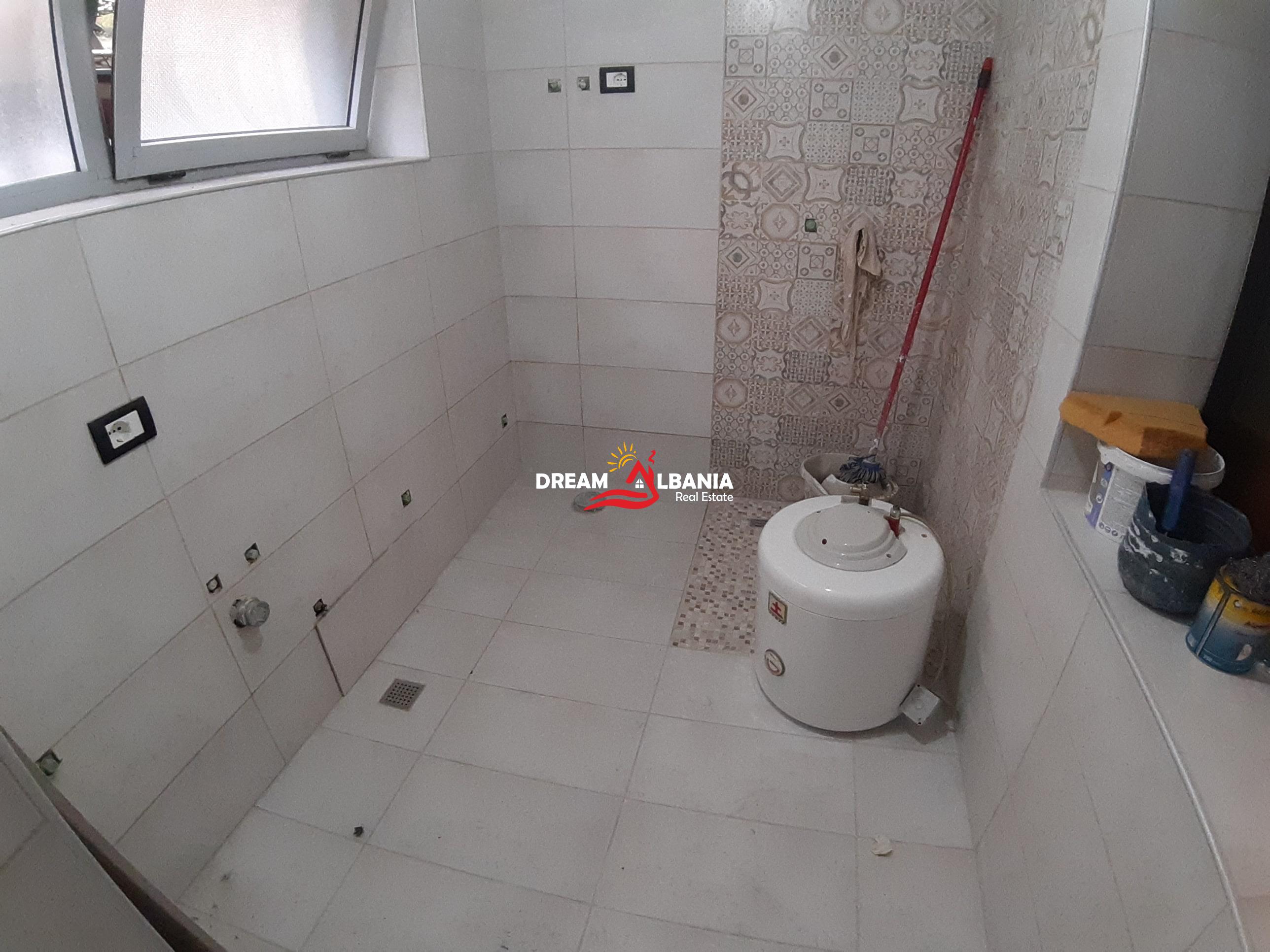 Dy dyqane gjysem bodrum ne shitje ne Bllok, Rruga Ibrahim Rrugova ne Tirane (ID 4171191)