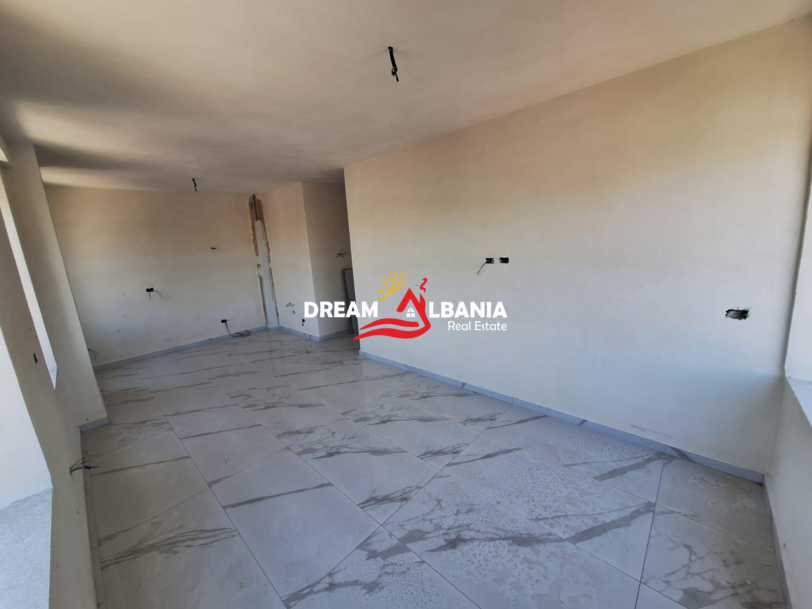 Shitet Apartament 1+1 Tek Mali Robit, Golem (41111591) 3