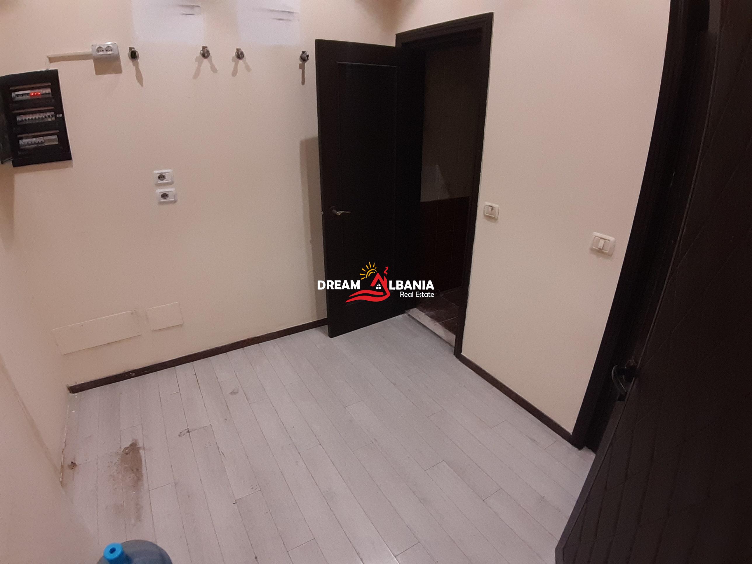 Dyqan ne shitje ne bulevardin Deshmoret e Kombit prane Piramides ne Tirane (ID 4171209)