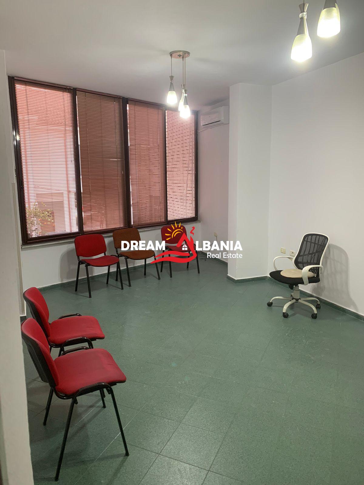 Zyre me qera ne Qender prane Parlamentit ne Tirane (ID 4261638) 4