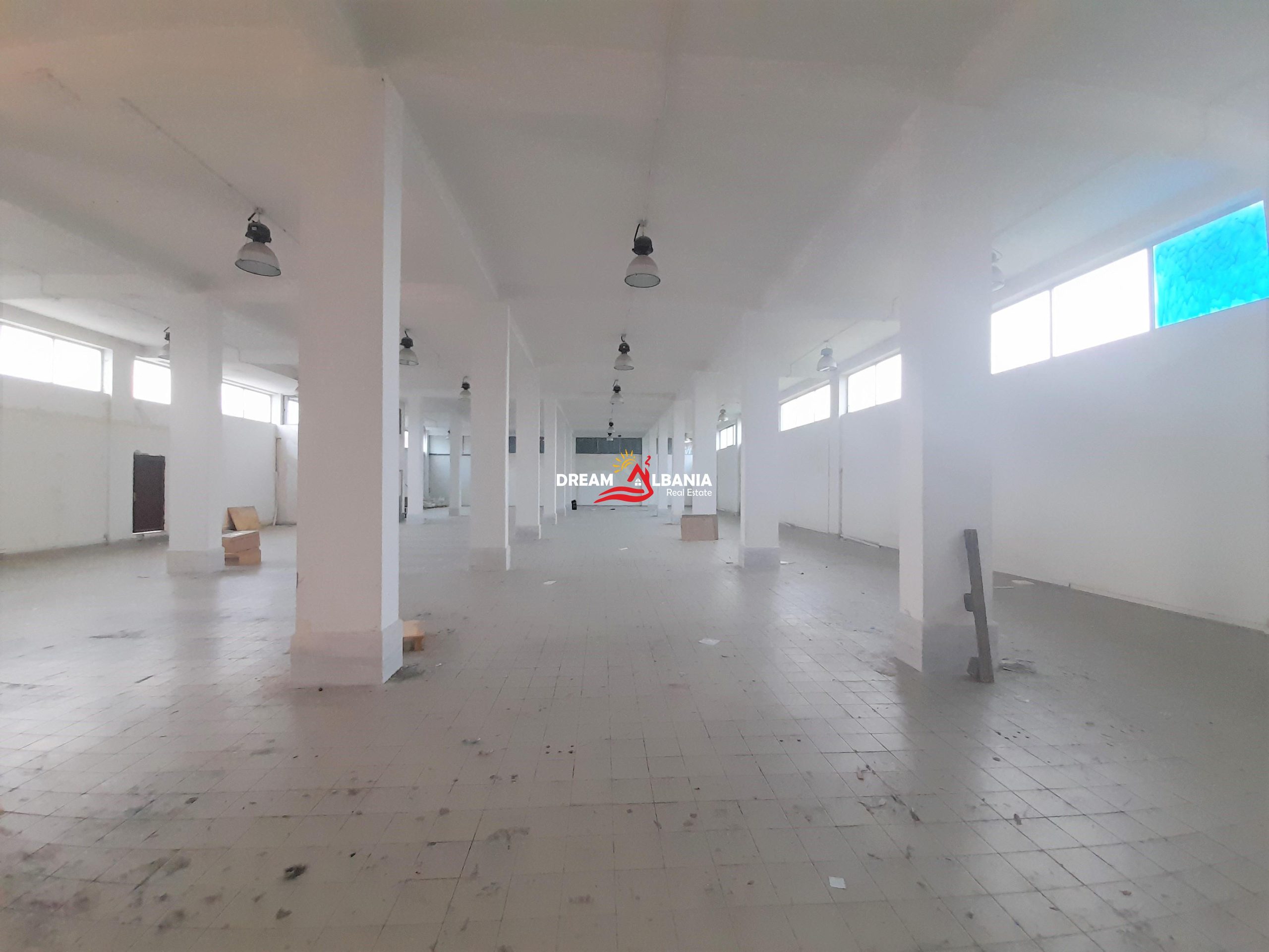 Ambient Biznesi me qera ne autostraden Tirane-Durres ne afersi te mbikalimit te Kasharit ne Tirane (ID 4281128) 2