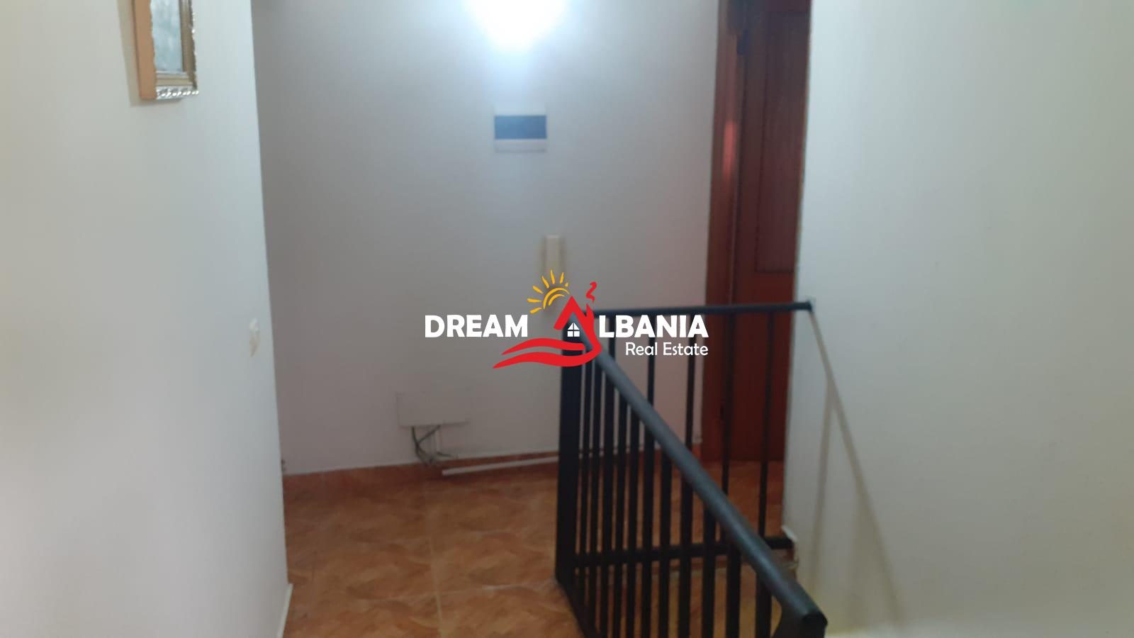Shtepi Private + Ambjent Biznesi ne shitje ne Lushnje prane Stadiumit(ID 4151151).