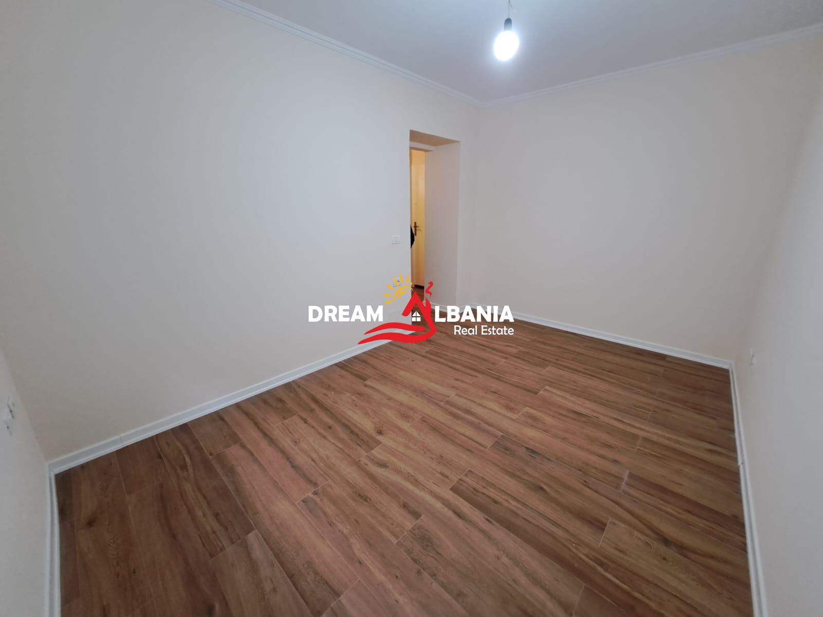 Ambient biznesi ne shitje ne rrugen e Durresit ne afersi te Ministrise se Arsimit ne Tirane (ID 4129433) 4