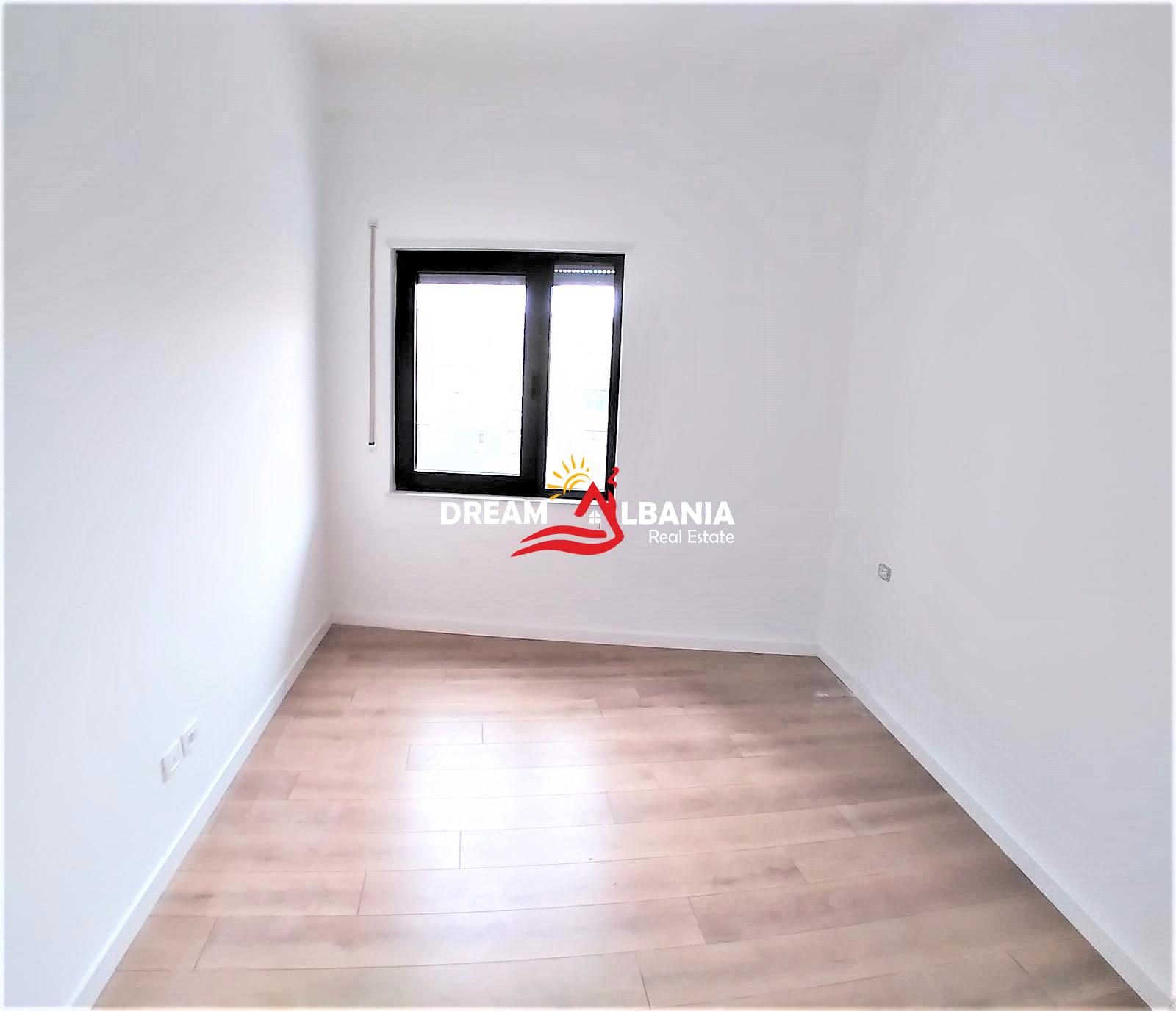 Zyre me qera ne zonen e Bulevardit Zogu i Pare prane Ministrise se Drejtesise ne Tirane (ID 4261624 )