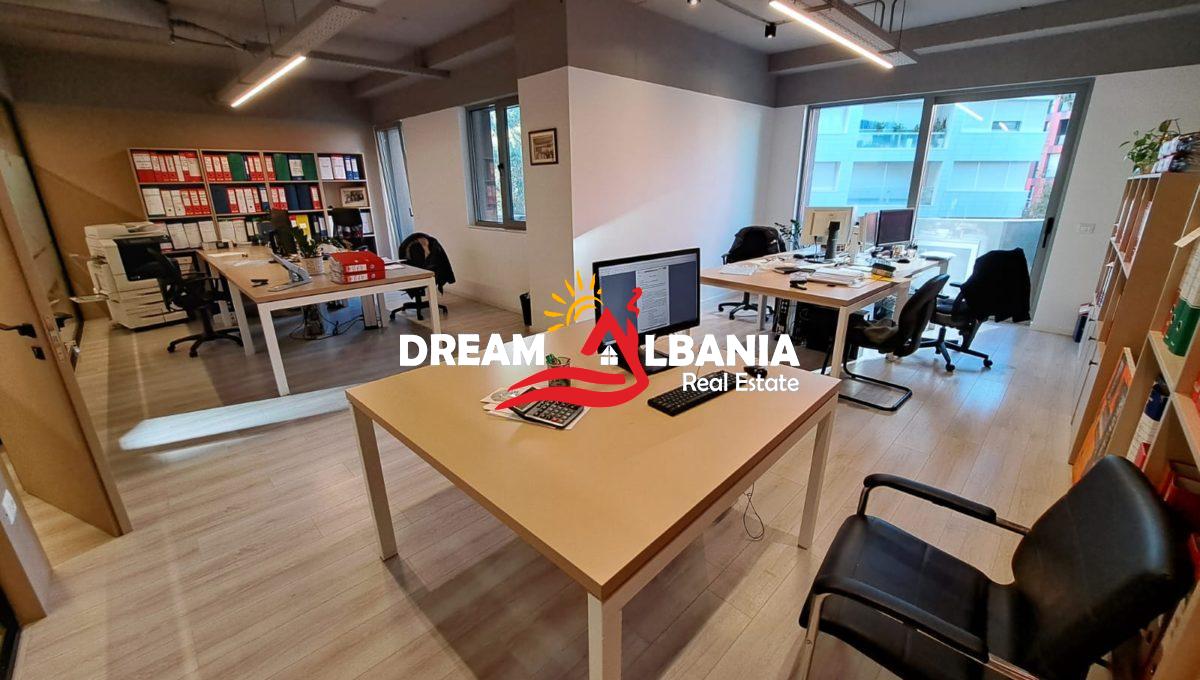 Ambient komercial ne shitje ne rrugen e Elbasanit ne afersi te Ambasades Amerikane ne Tirane (ID 4161079)