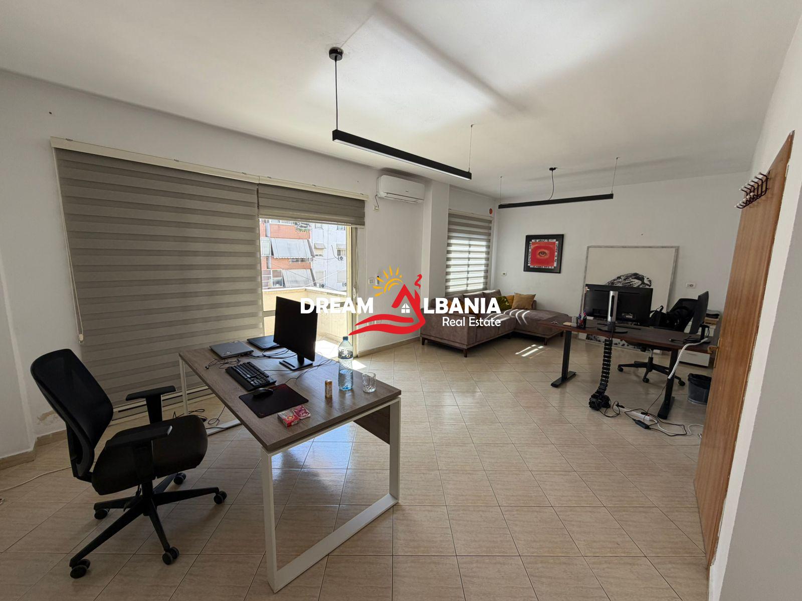 Jepet me qera zyre e mobiluar tek Komuna e Parisit, prane Kristal Center (ID 42611531)
