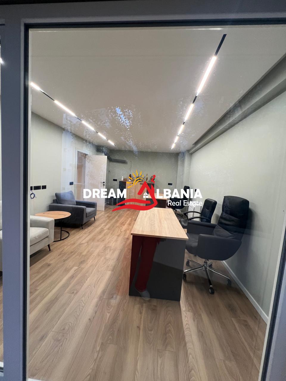 Jepet me Qira Zyrë e Mobiluar pranë Hotel Radisson ( 42611572 ) 3