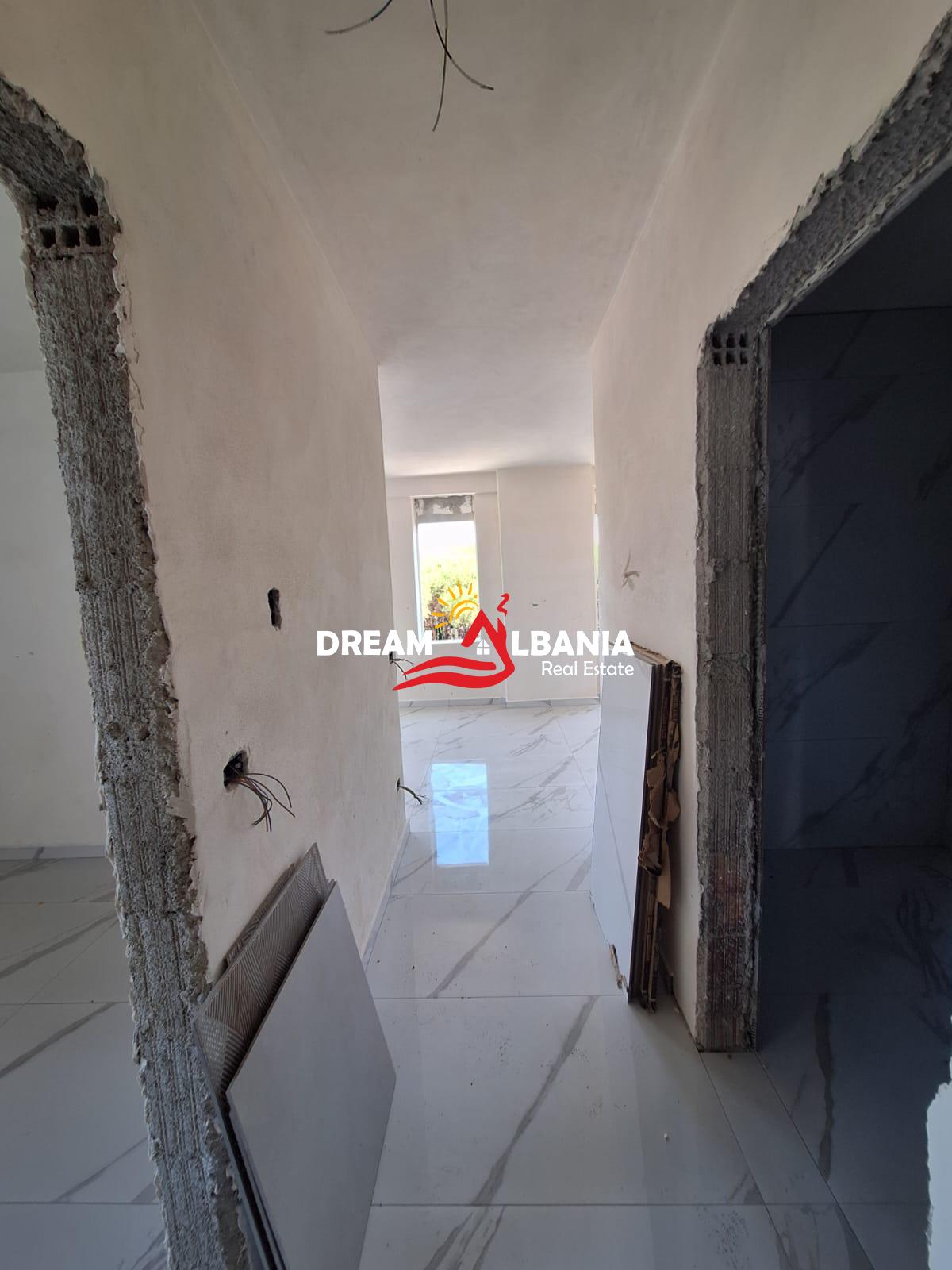 Shitet Apartament 1+1 Tek Mali Robit, Golem (41111591) 4