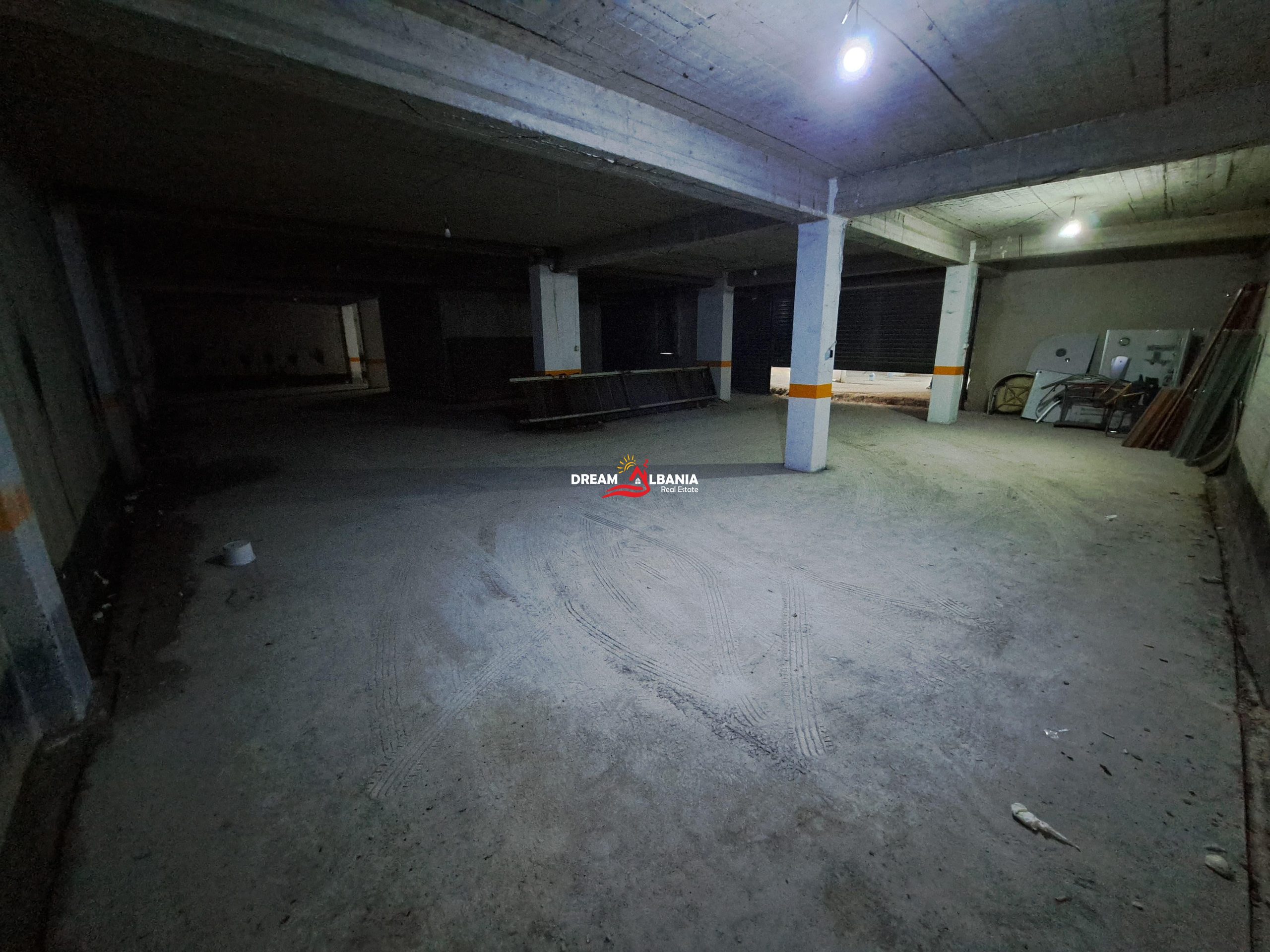 Magazine me qera ne rrugen Don Bosko prane Vizion Plus ne Tirane (ID 4281152) 4