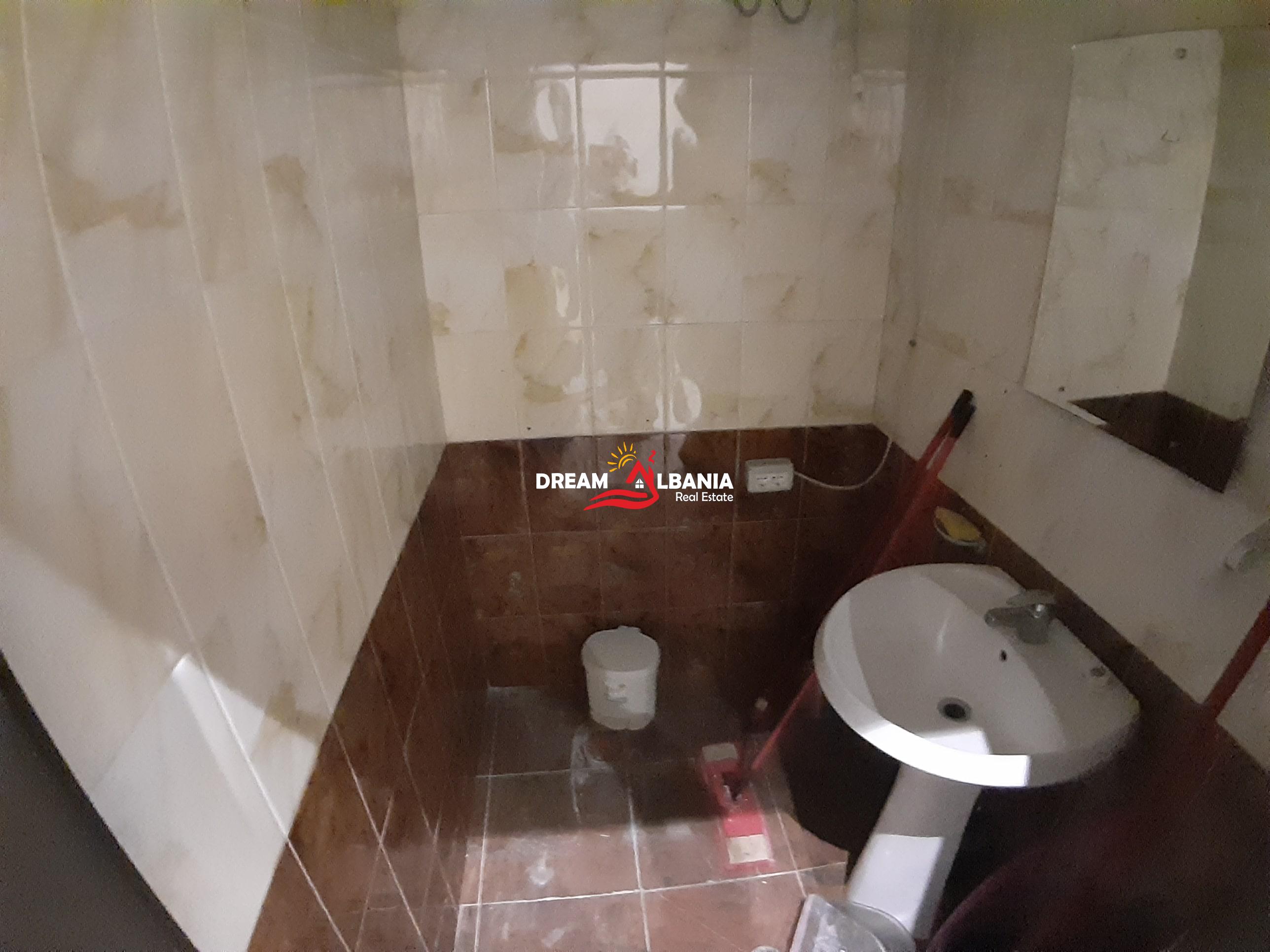Dyqan ne shitje ne bulevardin Deshmoret e Kombit prane Piramides ne Tirane (ID 4171209)